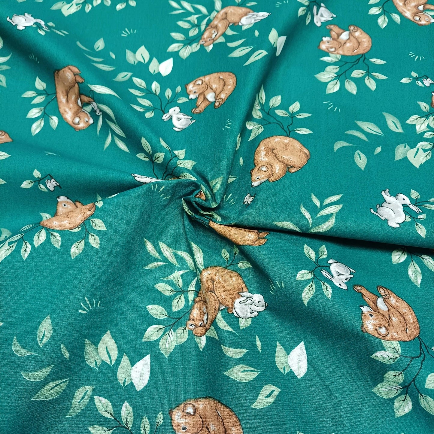 Tissu 100 % coton - ours et lapin sur fond vert 125 g/m²