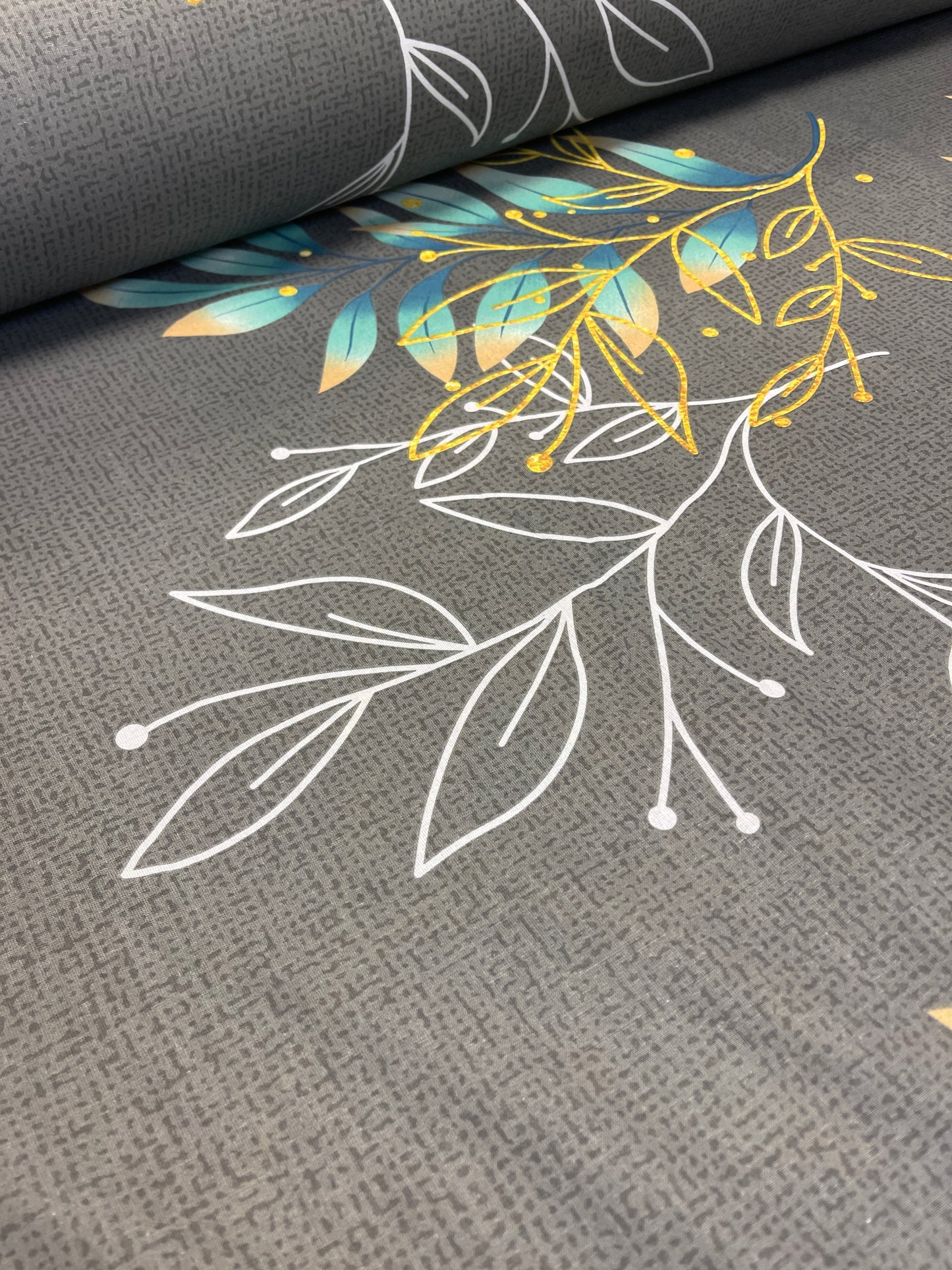 Tissu 100 % coton - feuilles sur fond gris 220 cm 146 g/m²