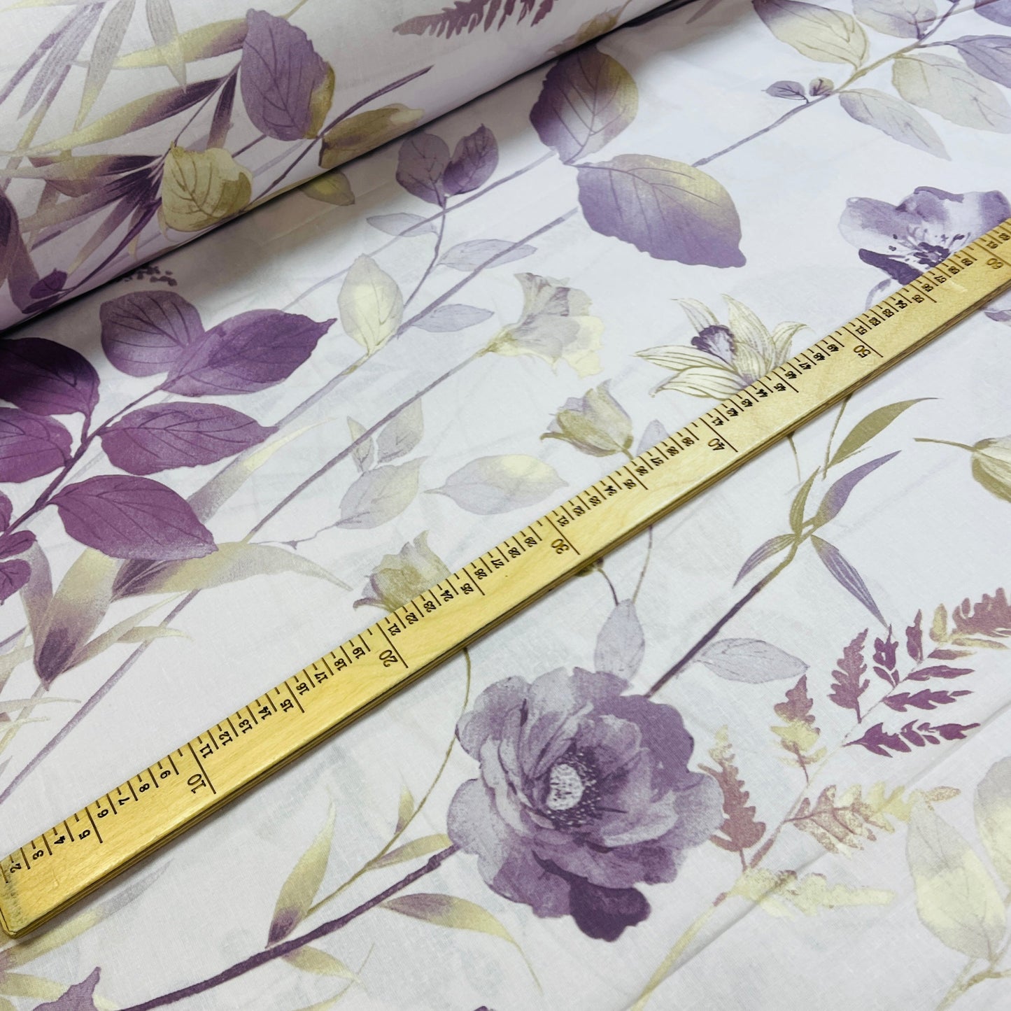 Image de tissu 100 % coton - prairie lilas 220 cm 146 g/m² – disponible chez Šarlotes audumi
