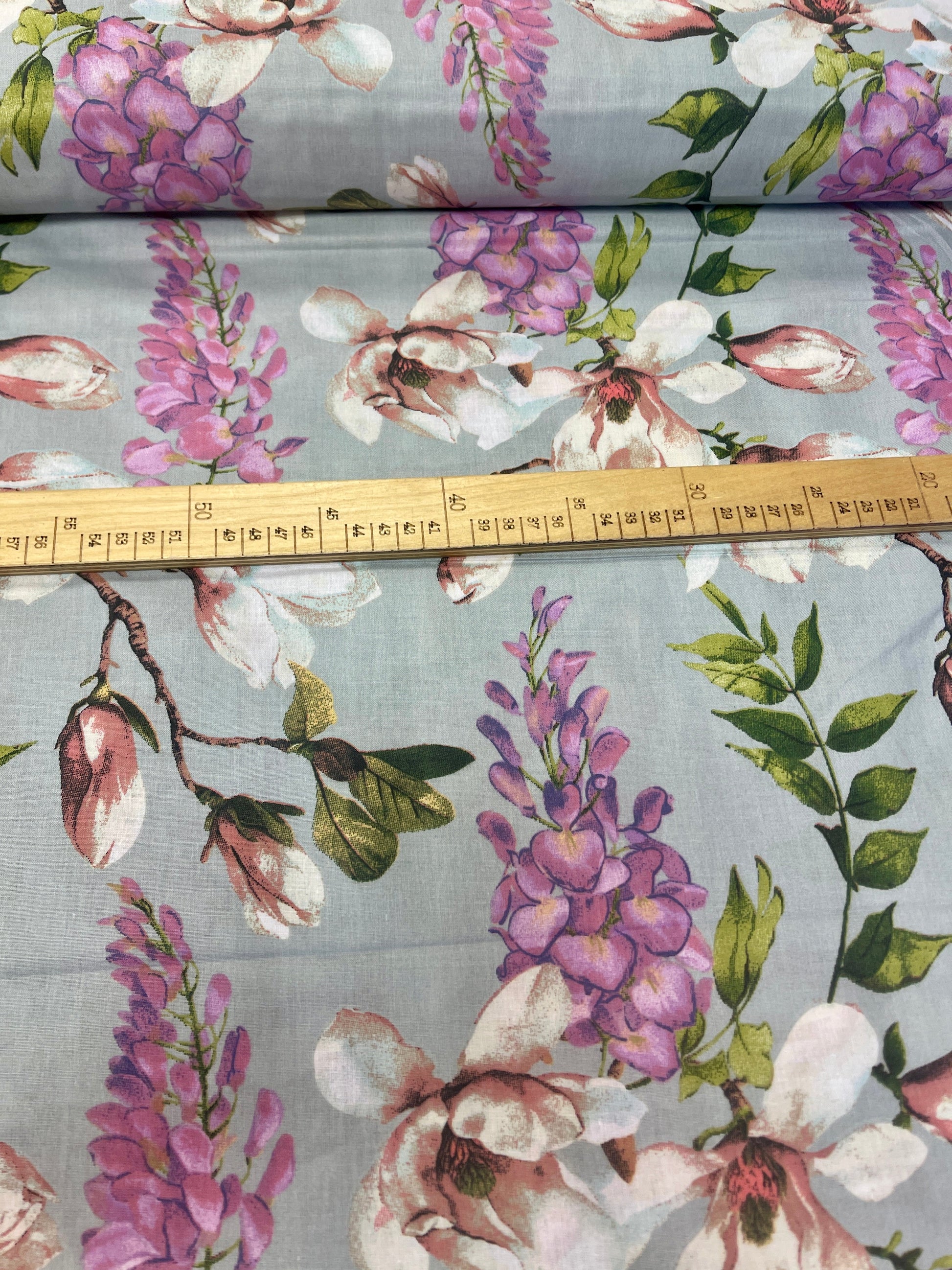 Kuva 100 % puuvillakankaasta, magnoliakuosi harmaalla – saatavilla verkossa Šarlotes audumi