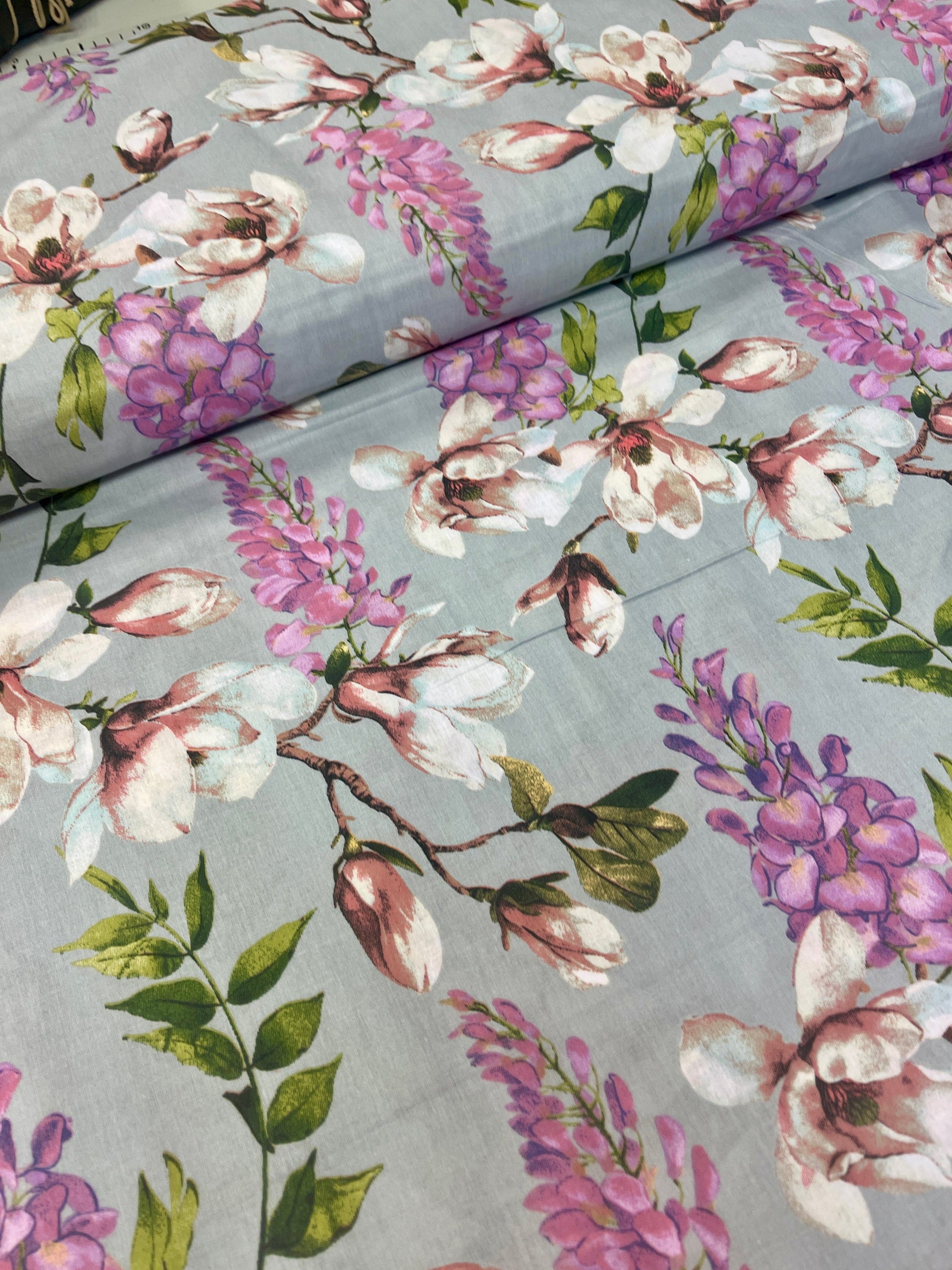 Kuva 100 % puuvillakankaasta, magnoliakuosi harmaalla – saatavilla verkossa Šarlotes audumi