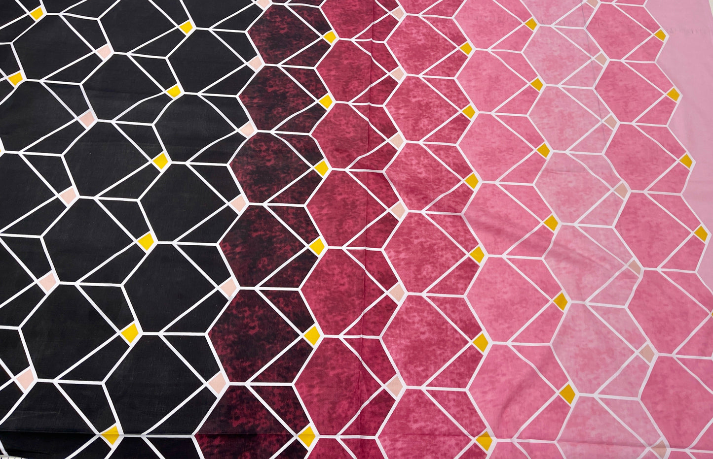 100% tissu en coton - motifs géométriques noirs et rosés 125 g/m²