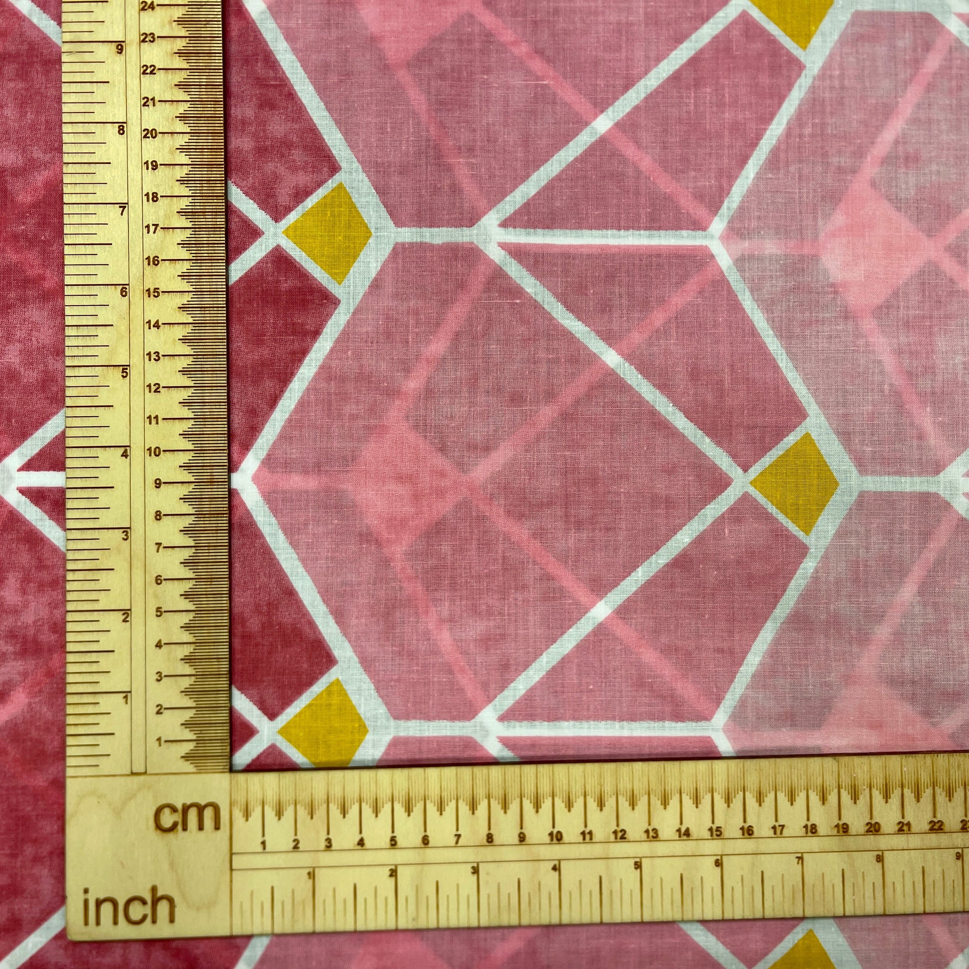 Tissu 100 % coton - motifs géométriques noirs et rosés 125 g/m²
