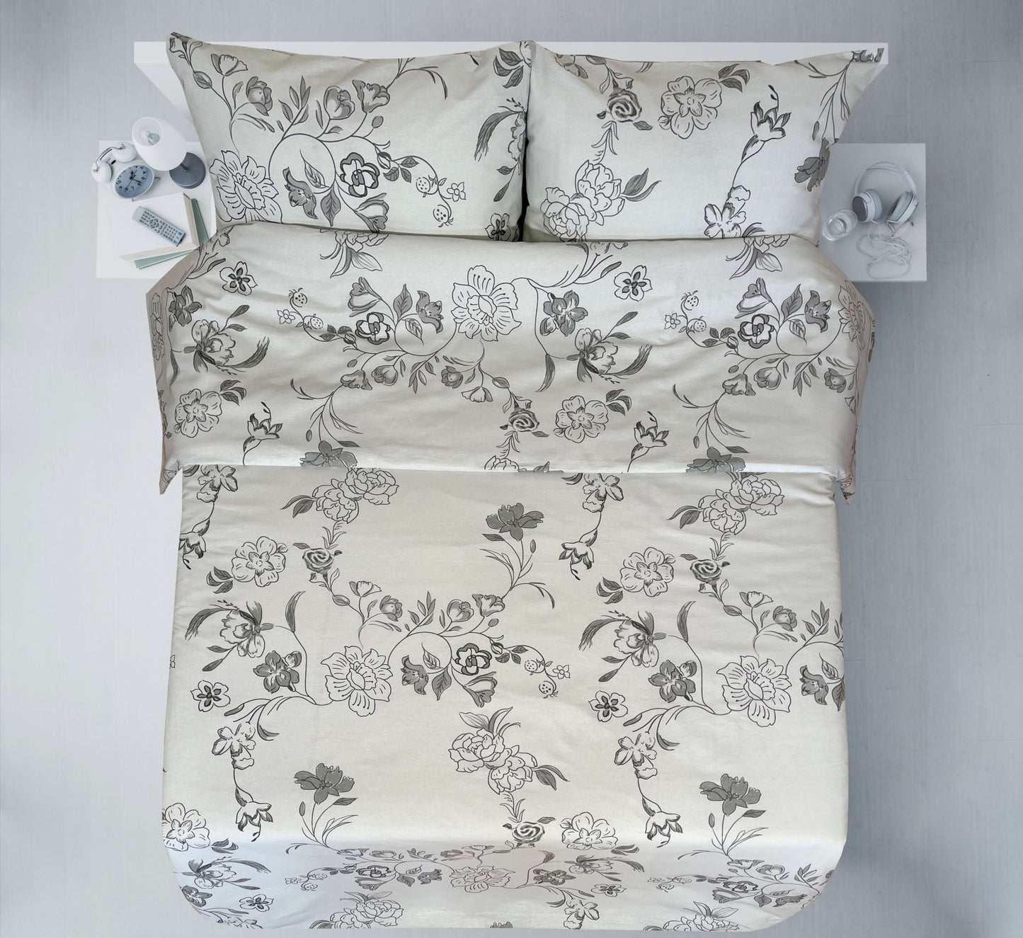 Tissu 100 % coton - fleurs grises sur fond gris, 220 cm, 146 g/m² – disponible chez Šarlotes audumi