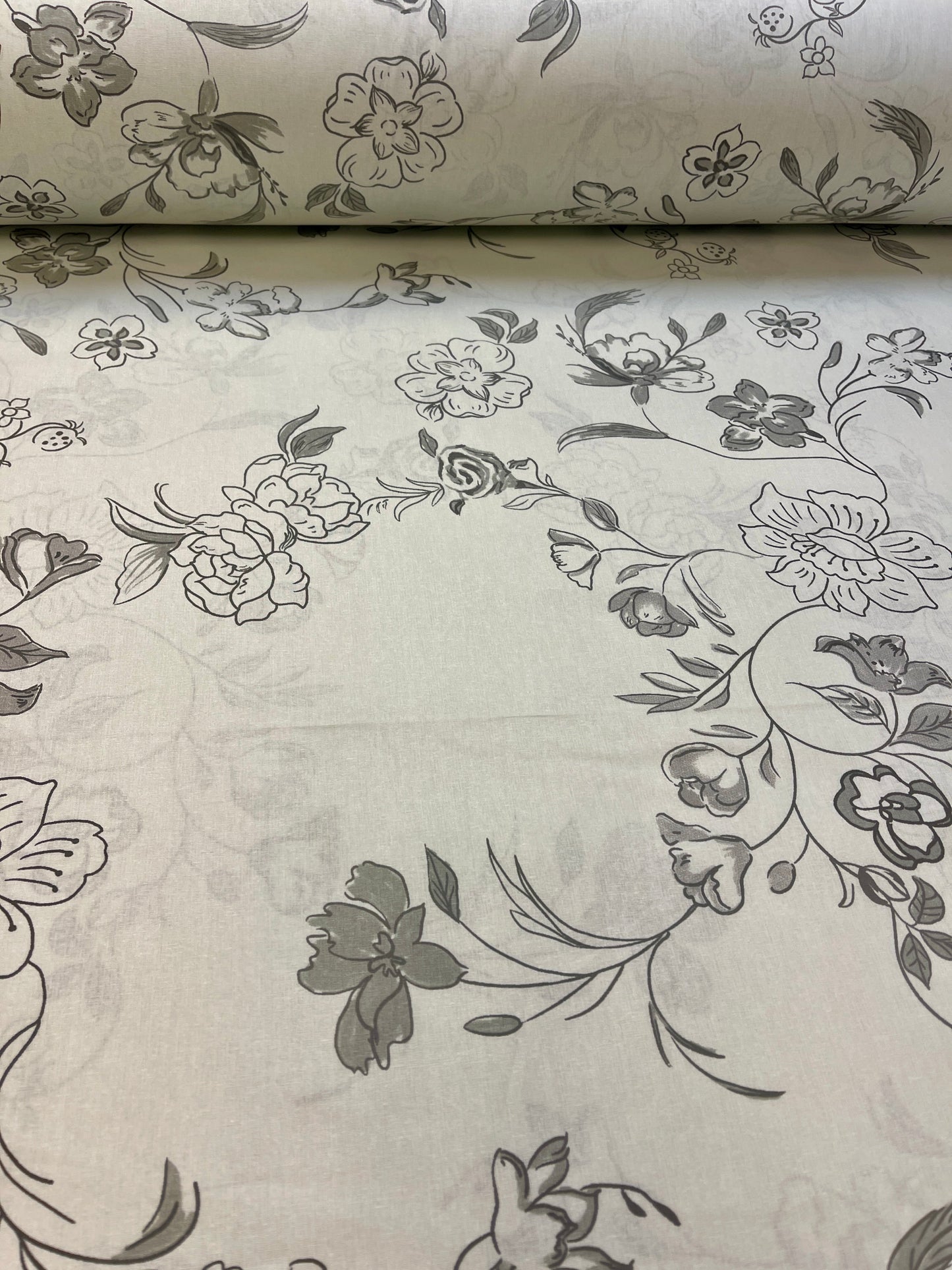 Image en tissu 100 % coton - fleurs grises sur fond grisâtre 220cm 146 g/m² – disponible chez Šarlotes audumi