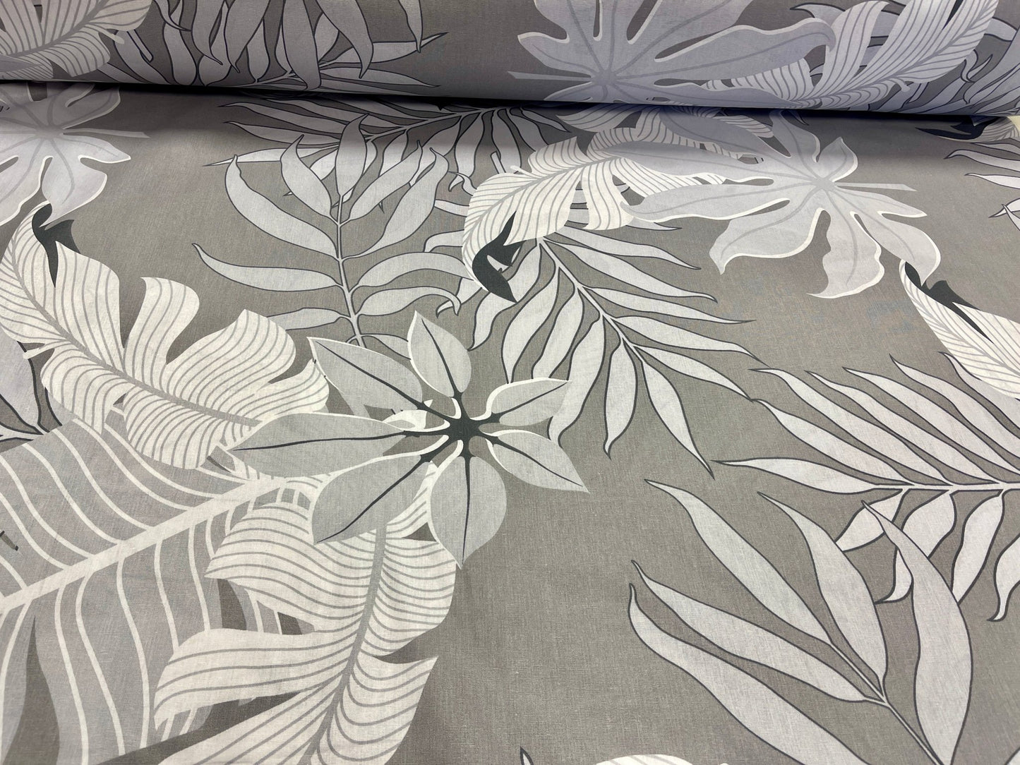 100% tissu en coton - motif feuilles gris 220 cm 125 g/m²