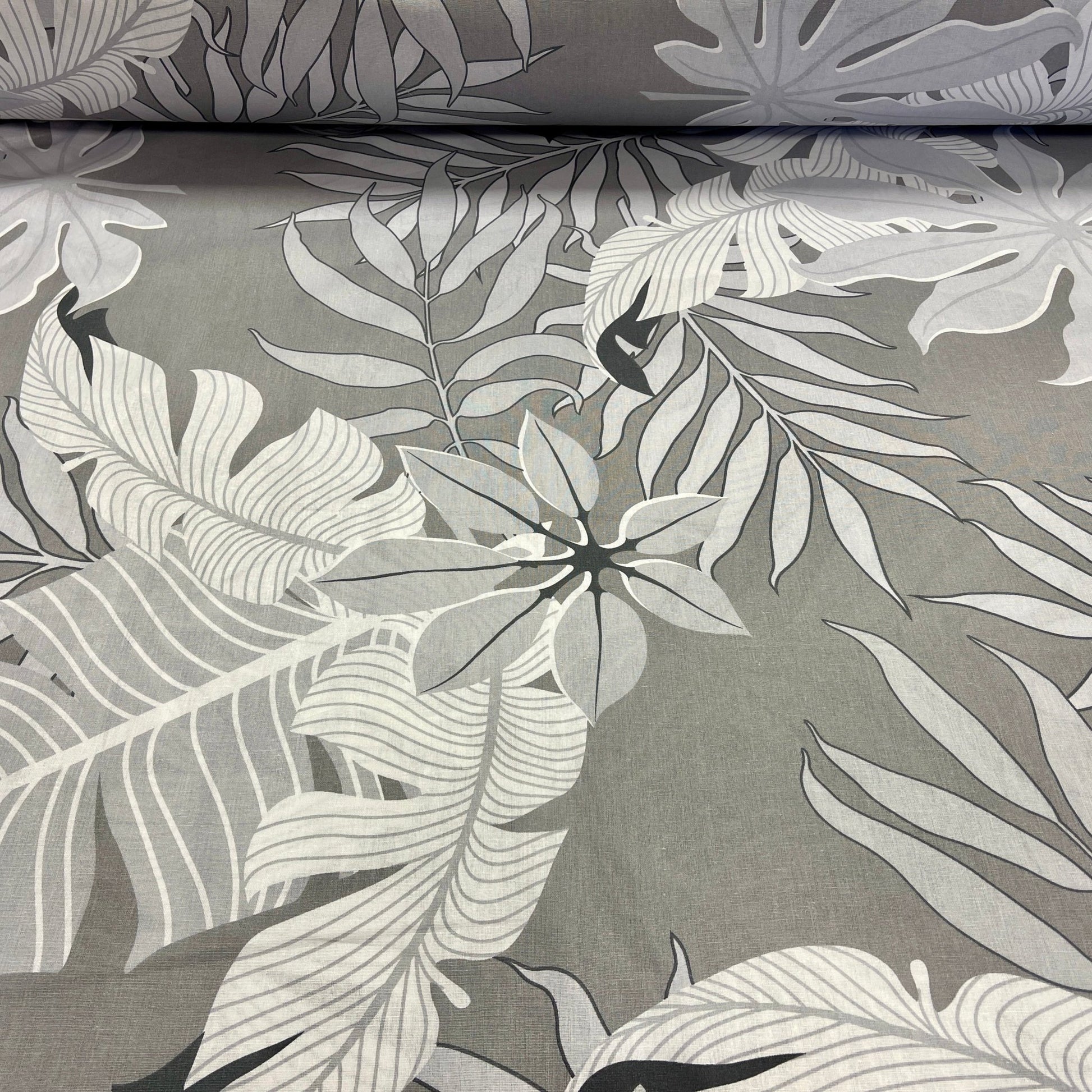 Tissu 100 % coton - motif feuilles gris 220 cm 125 g/m²