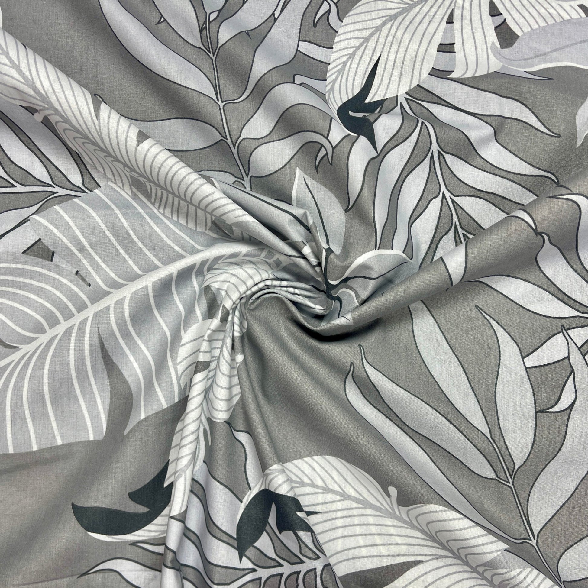 Tissu 100 % coton - motif feuilles gris 220cm 125 g/m²