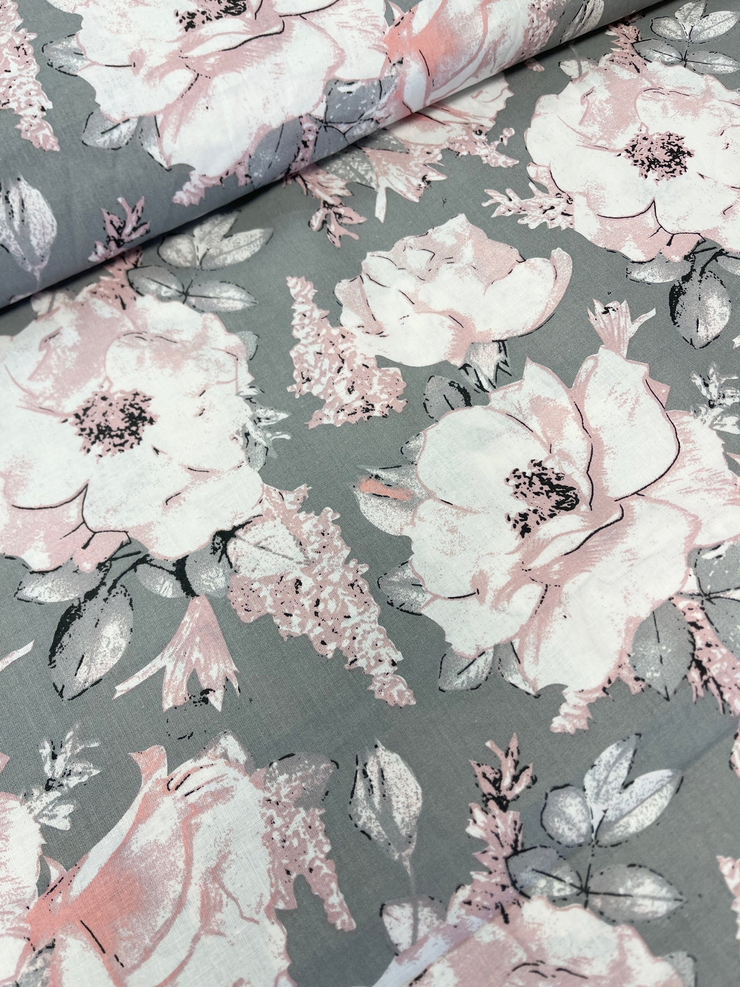 100% coton - motif pivoines sur fond gris 125 g/m²