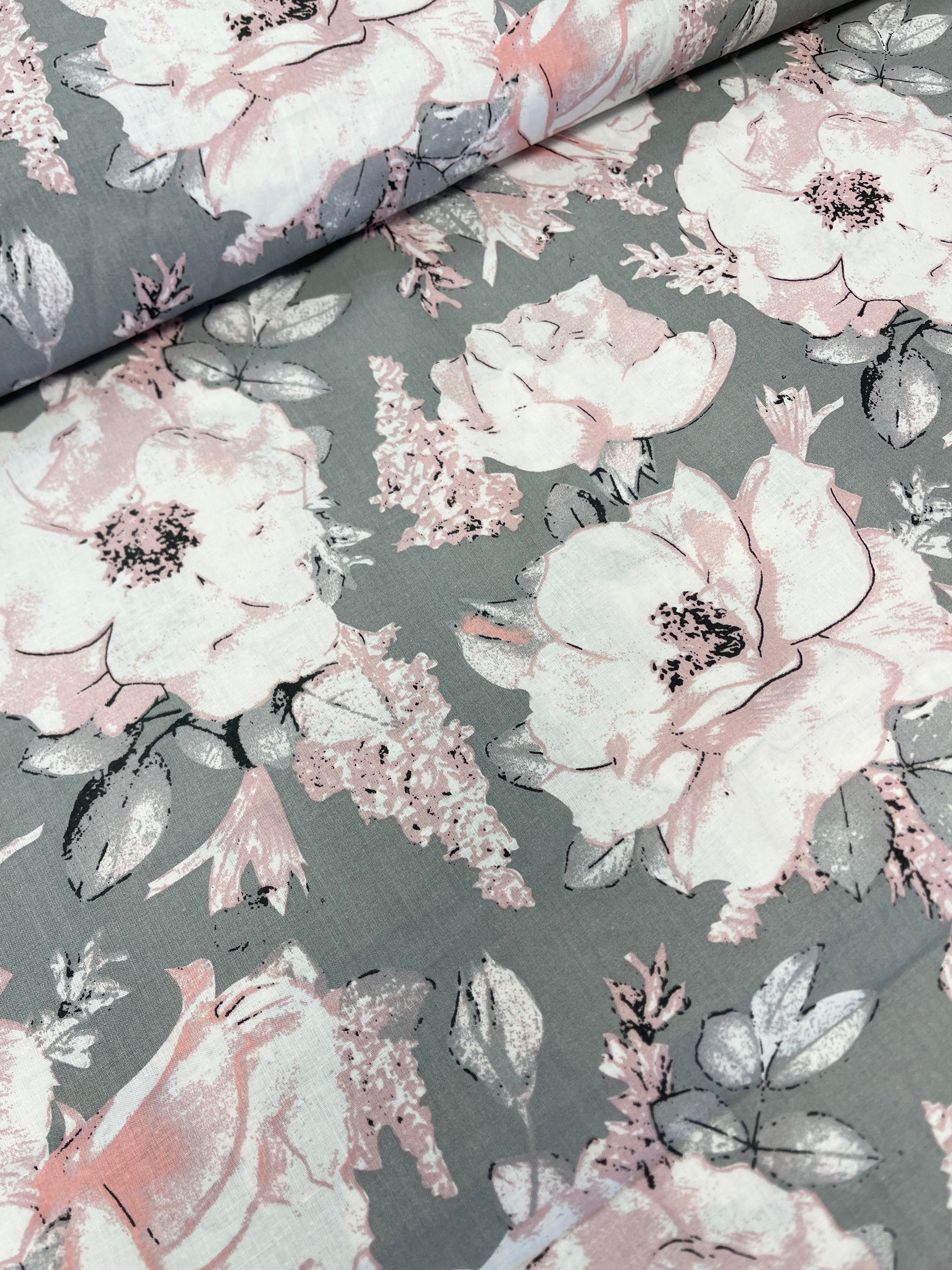 100% coton - motif pivoines sur fond gris 125 g/m²