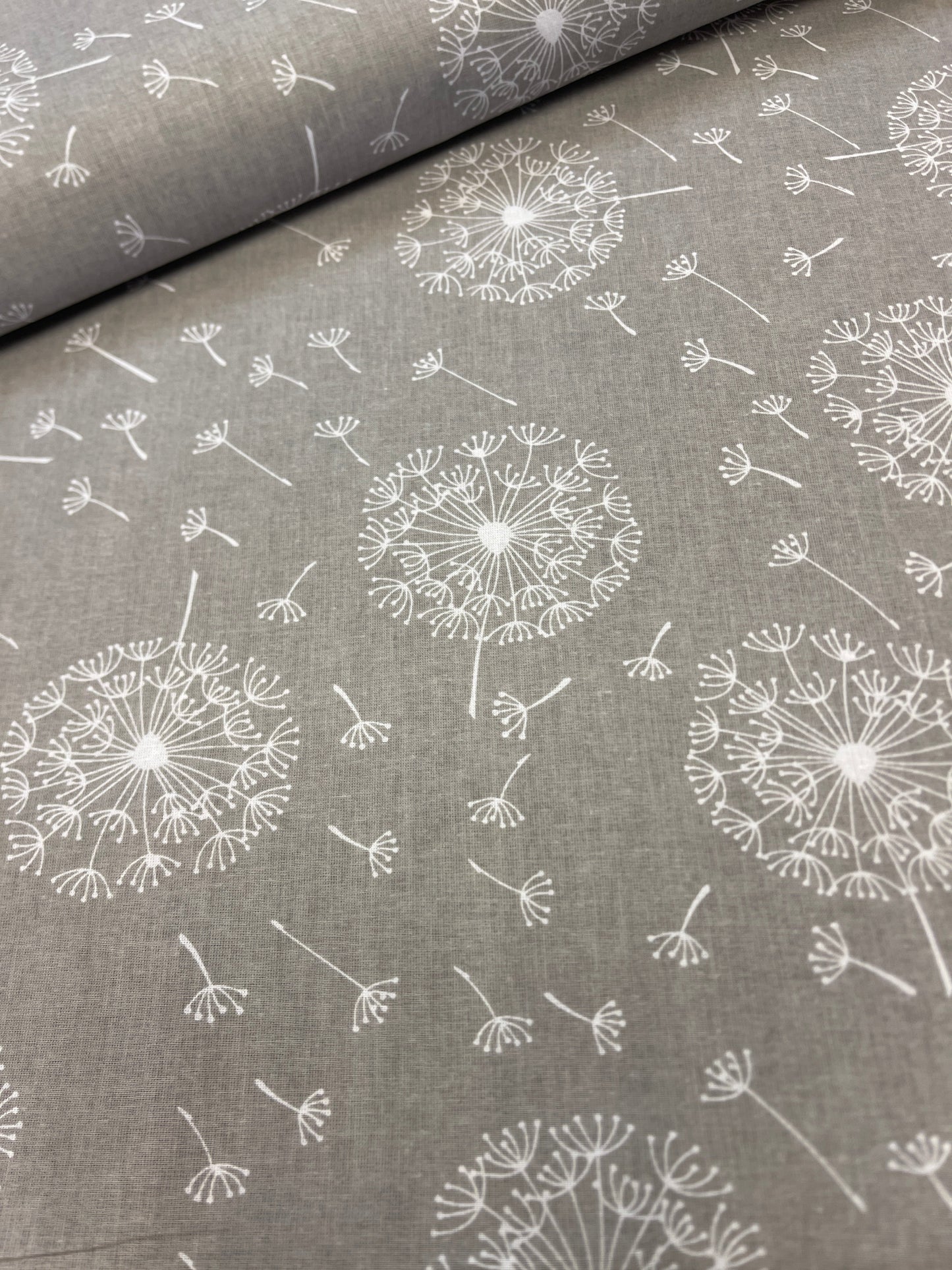 100% coton - motif de pissenlits sur fond gris 125 g/m²