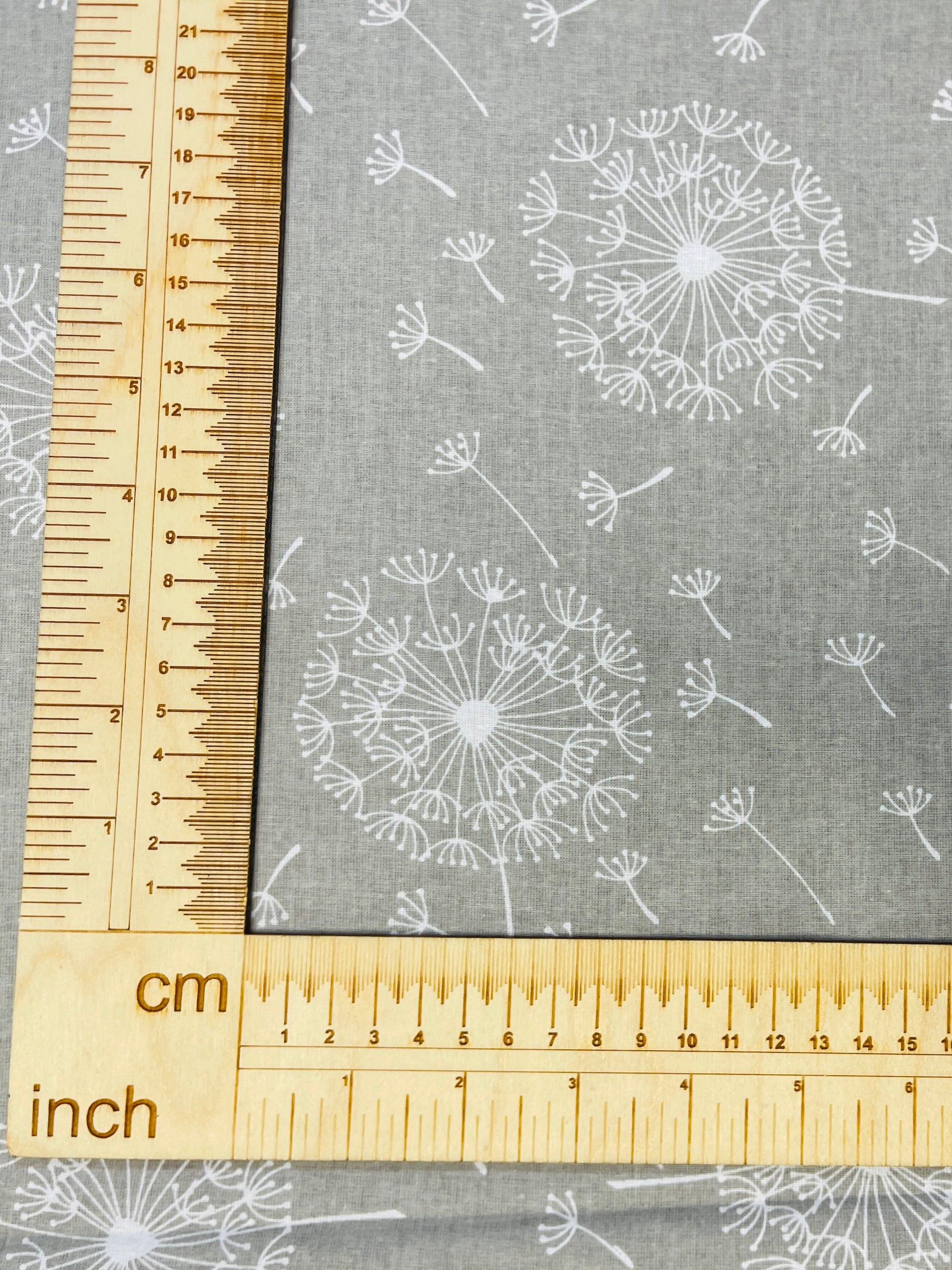 Tissu 100 % coton - duvet de pissenlit sur fond gris 125 g/m²