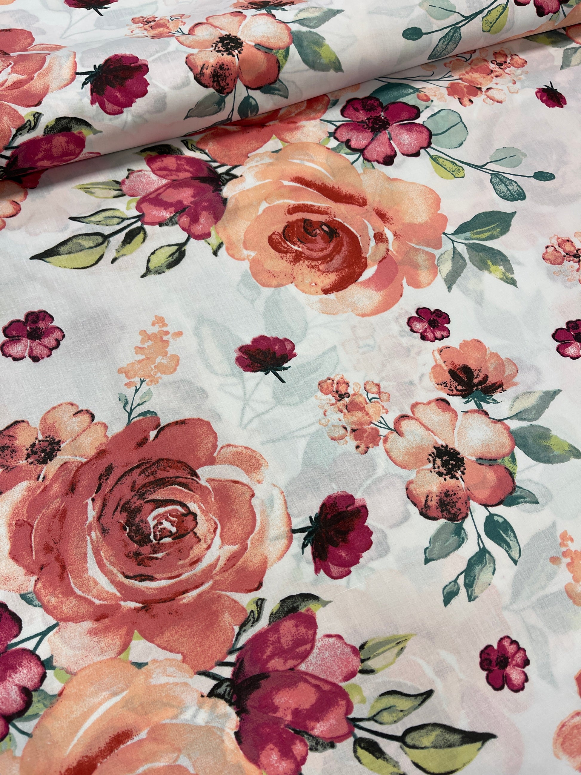 Image avec tissu 100 % coton - roses 125 g/m² – disponible chez Charlotte Tissus