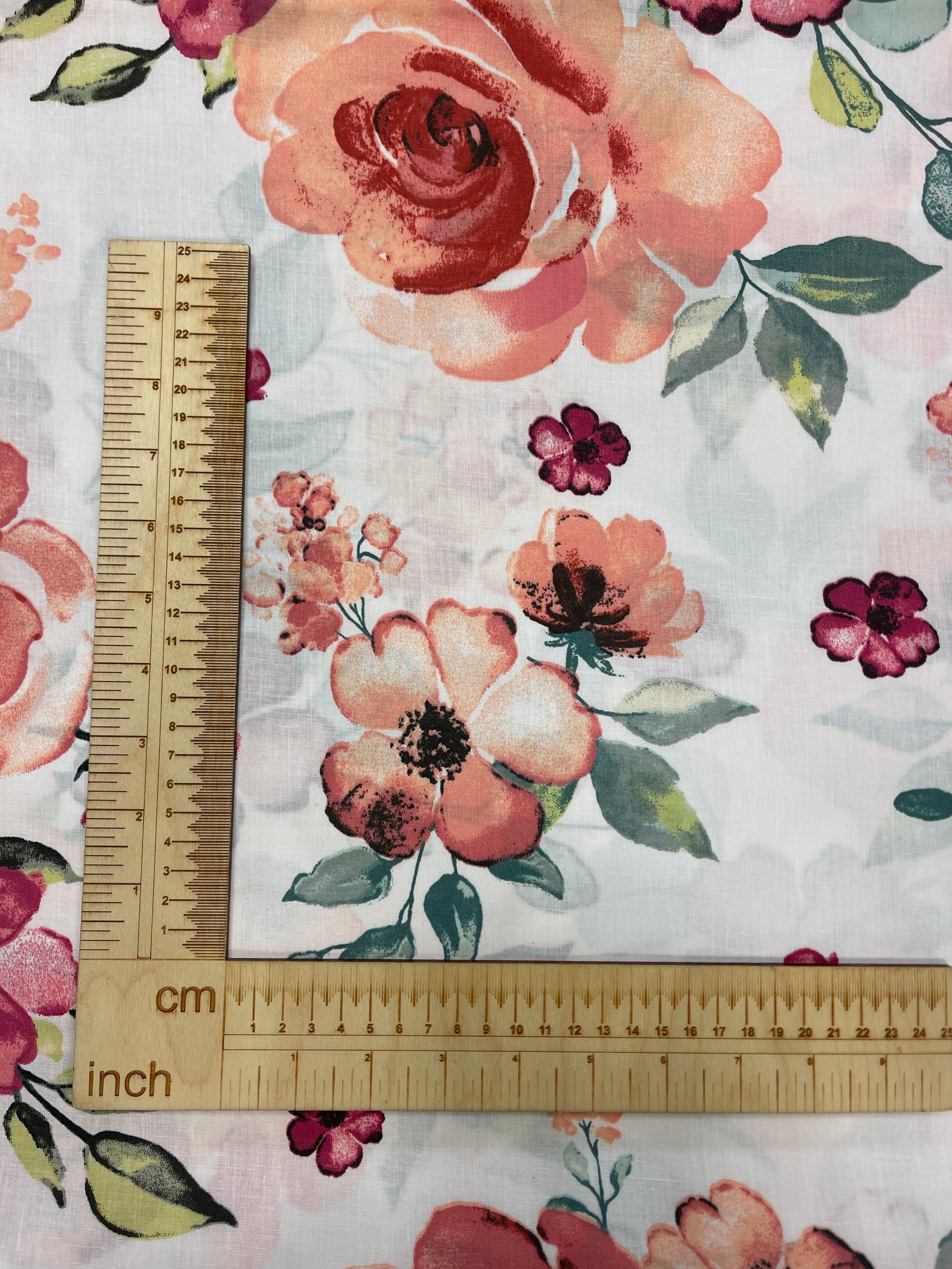 Image avec tissu 100 % coton - roses 125 g/m² – disponible chez Šarlotes audumi