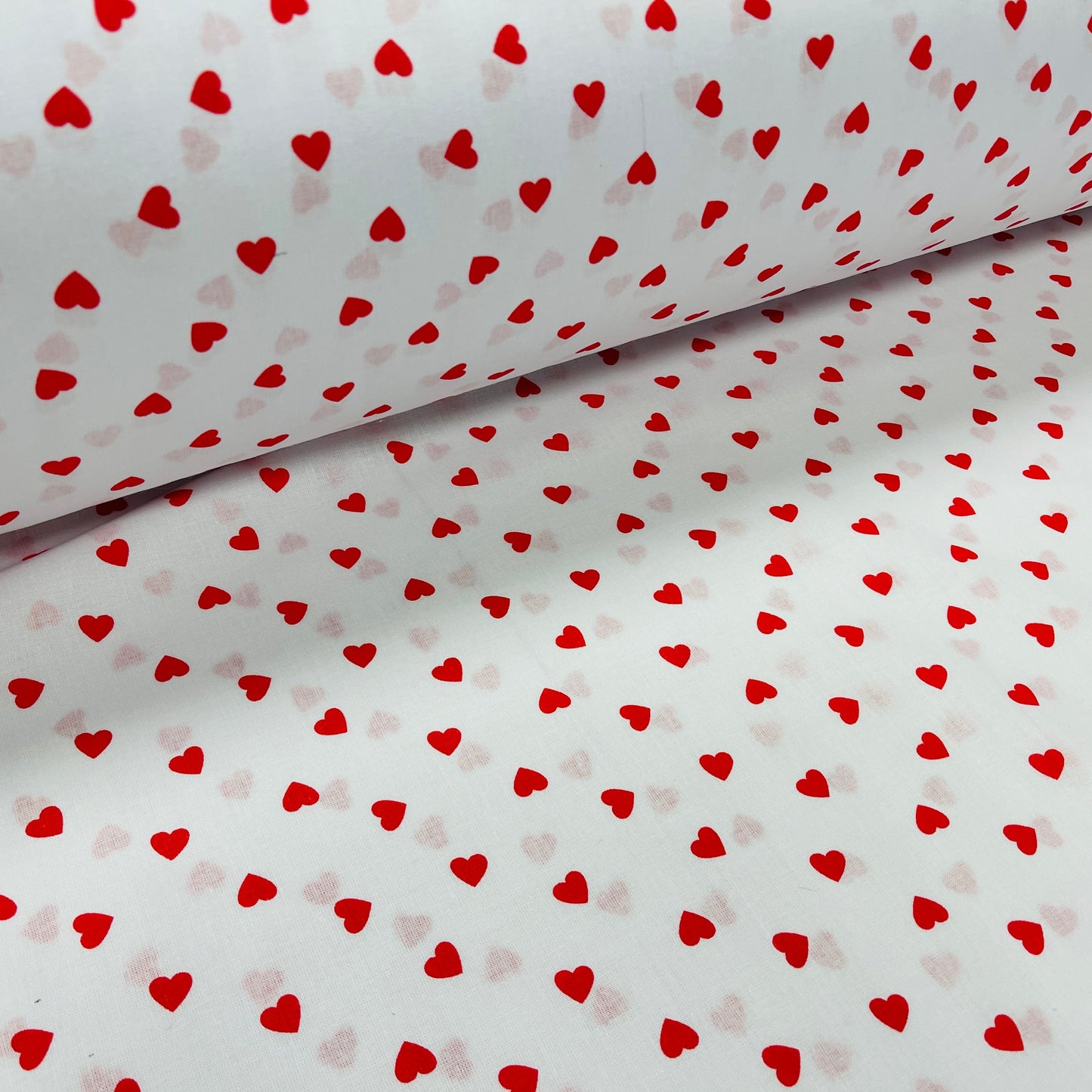 100% tissu en coton - petits cœurs sur fond blanc 125 g/m