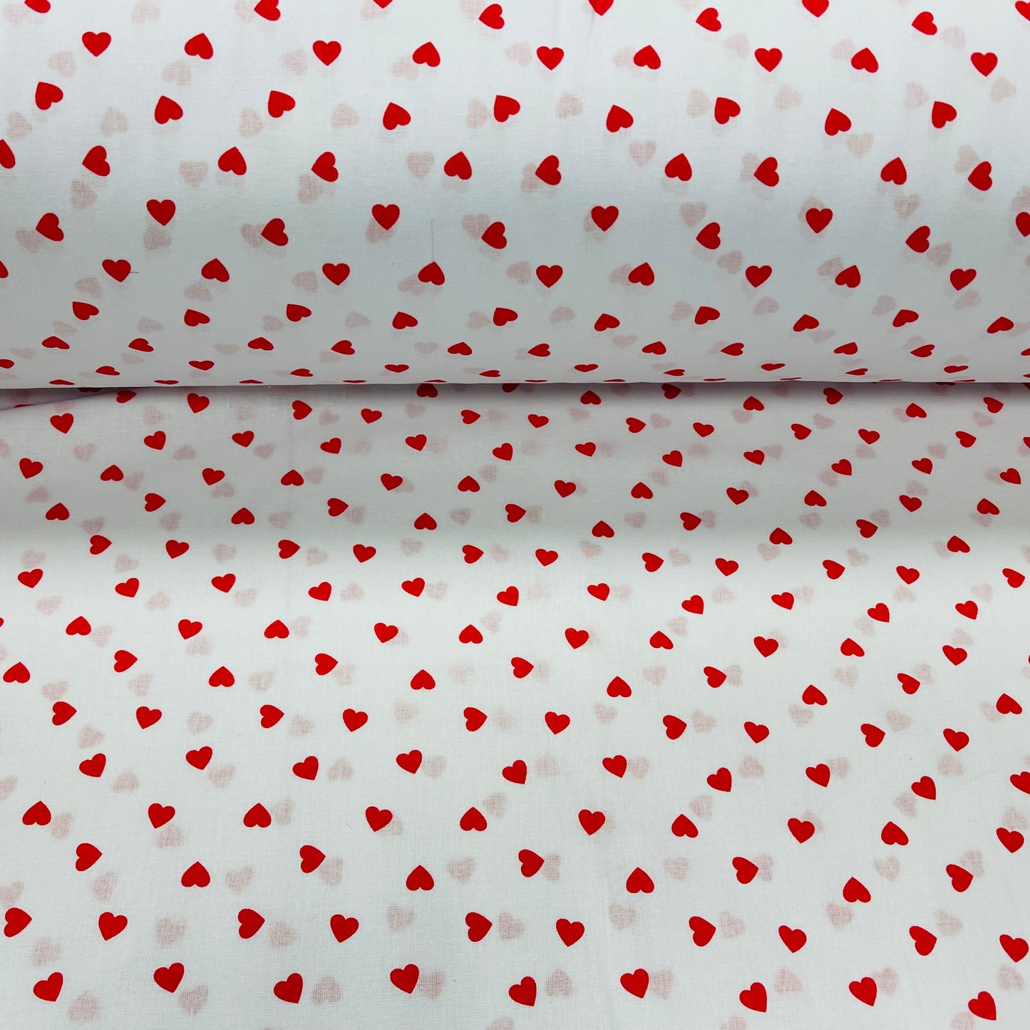 100% tissu en coton - cœurs sur fond blanc 125 g/m
