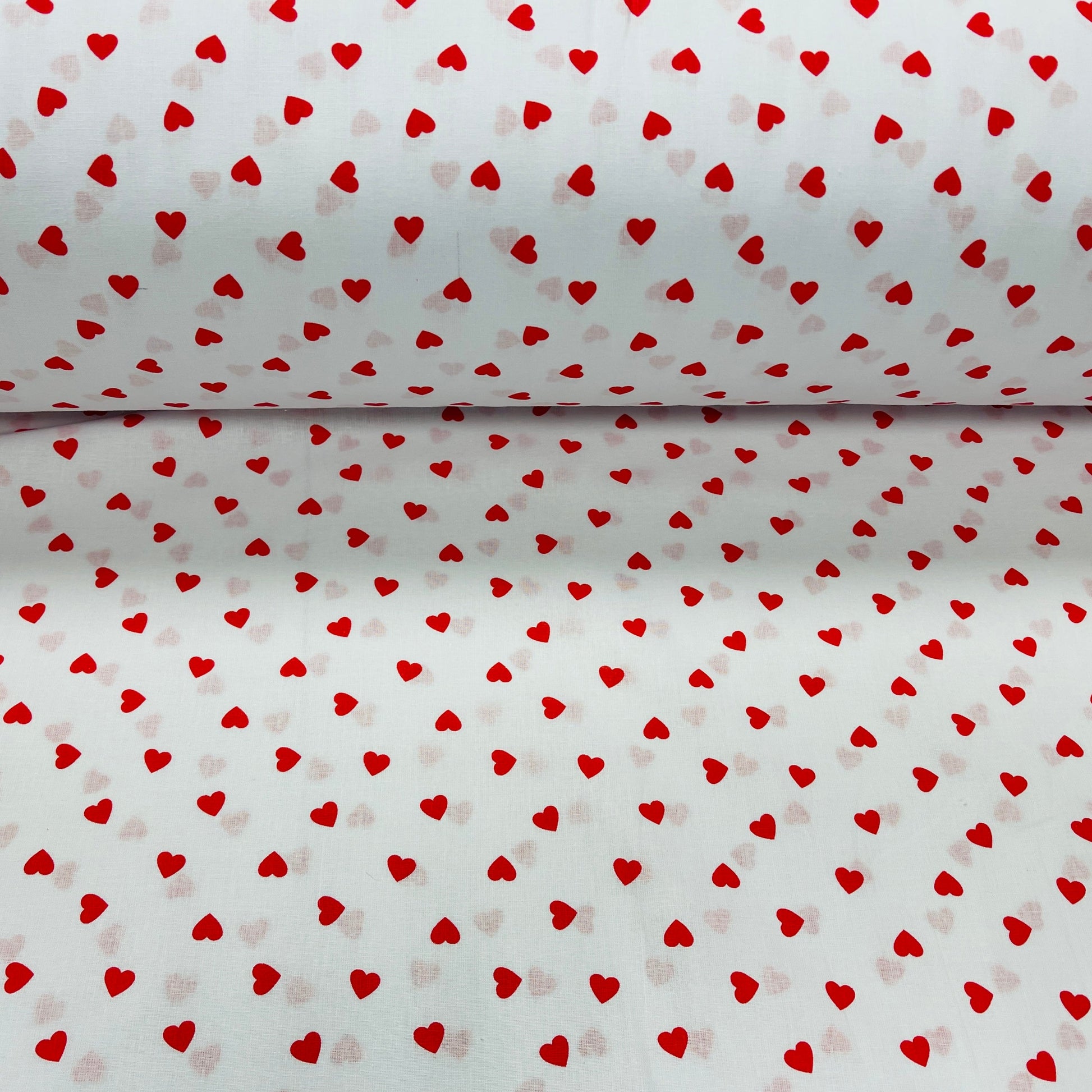 100% tissu en coton - cœurs sur fond blanc 125 g/m