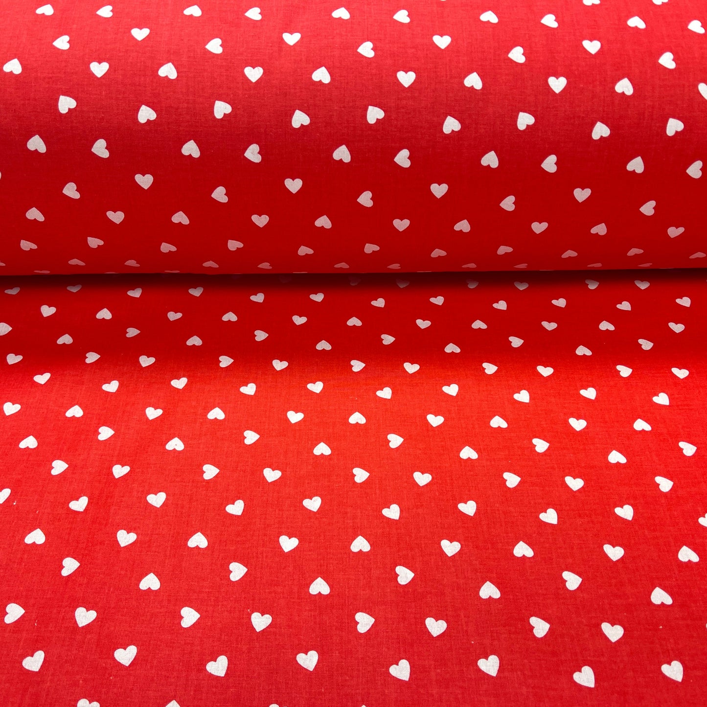 100 % tissu en coton - cœurs sur fond rouge 125 g/m