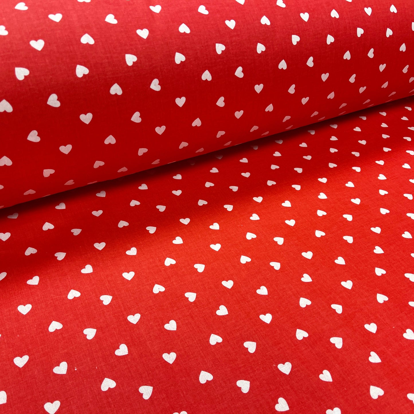 Tissu 100 % coton - cœurs sur fond rouge 125 g/m