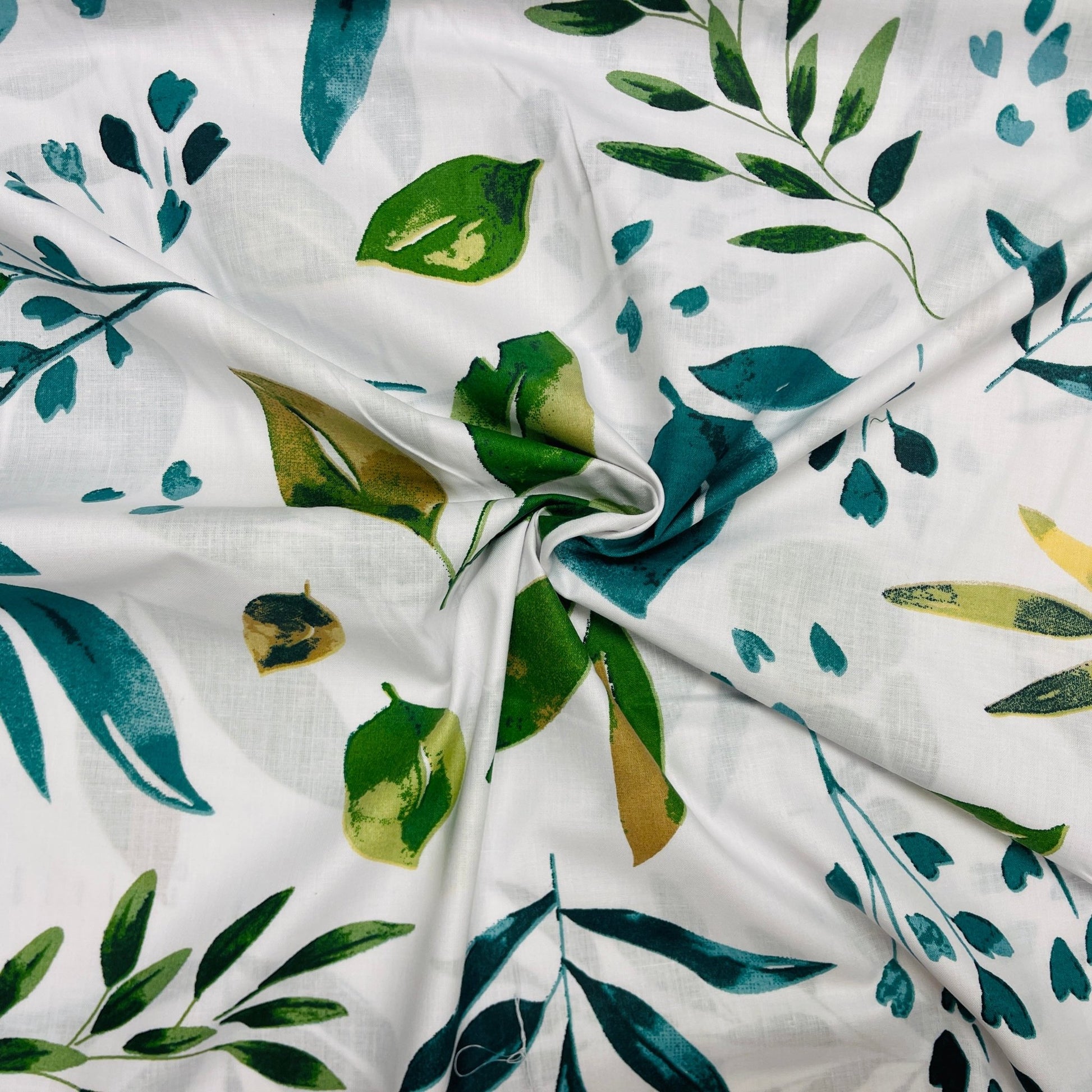 Tissu 100 % coton - feuilles vertes sur fond blanc 125 g/m