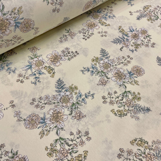 100% puuvillakangas - kukkia kermanvärisellä taustalla 220 cm 146 g/m²