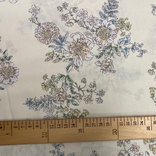 100% puuvillakangas - kukkia kermanvärisellä taustalla 220 cm 146 g/m²