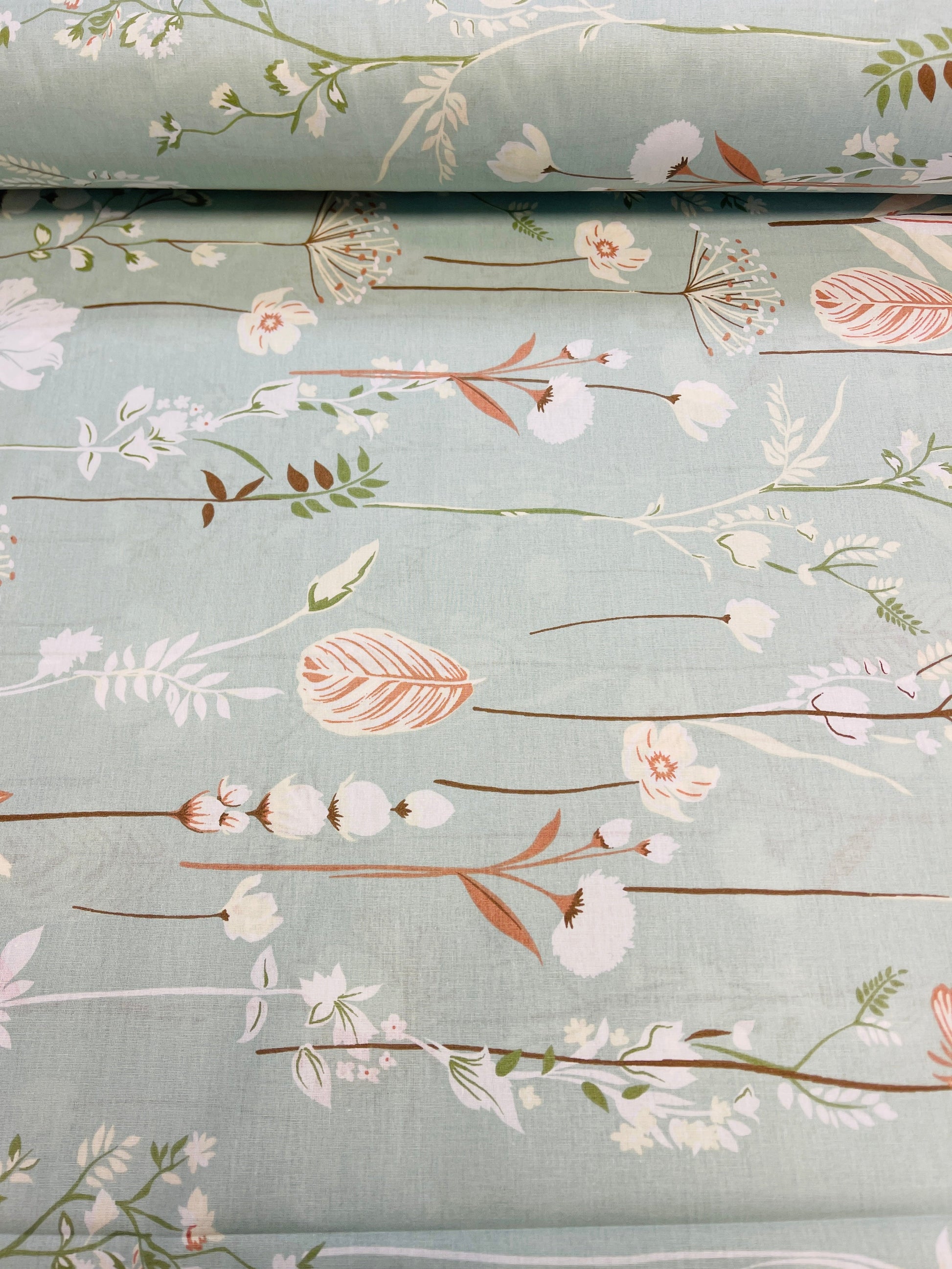 100% tissu en coton - fleurs sur fond menthe douce 220 cm 146 g/m²