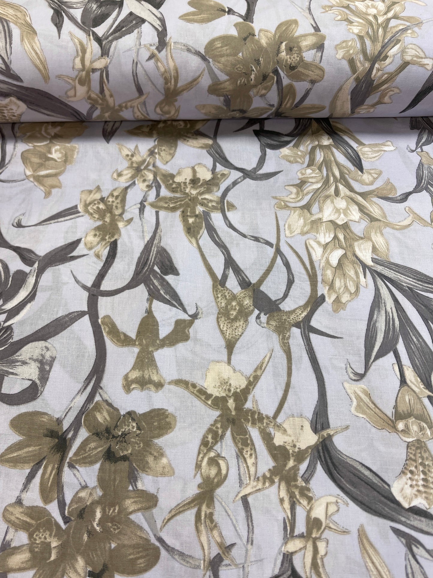 Tissu 100 % coton - motif floral gris 125 g/m²