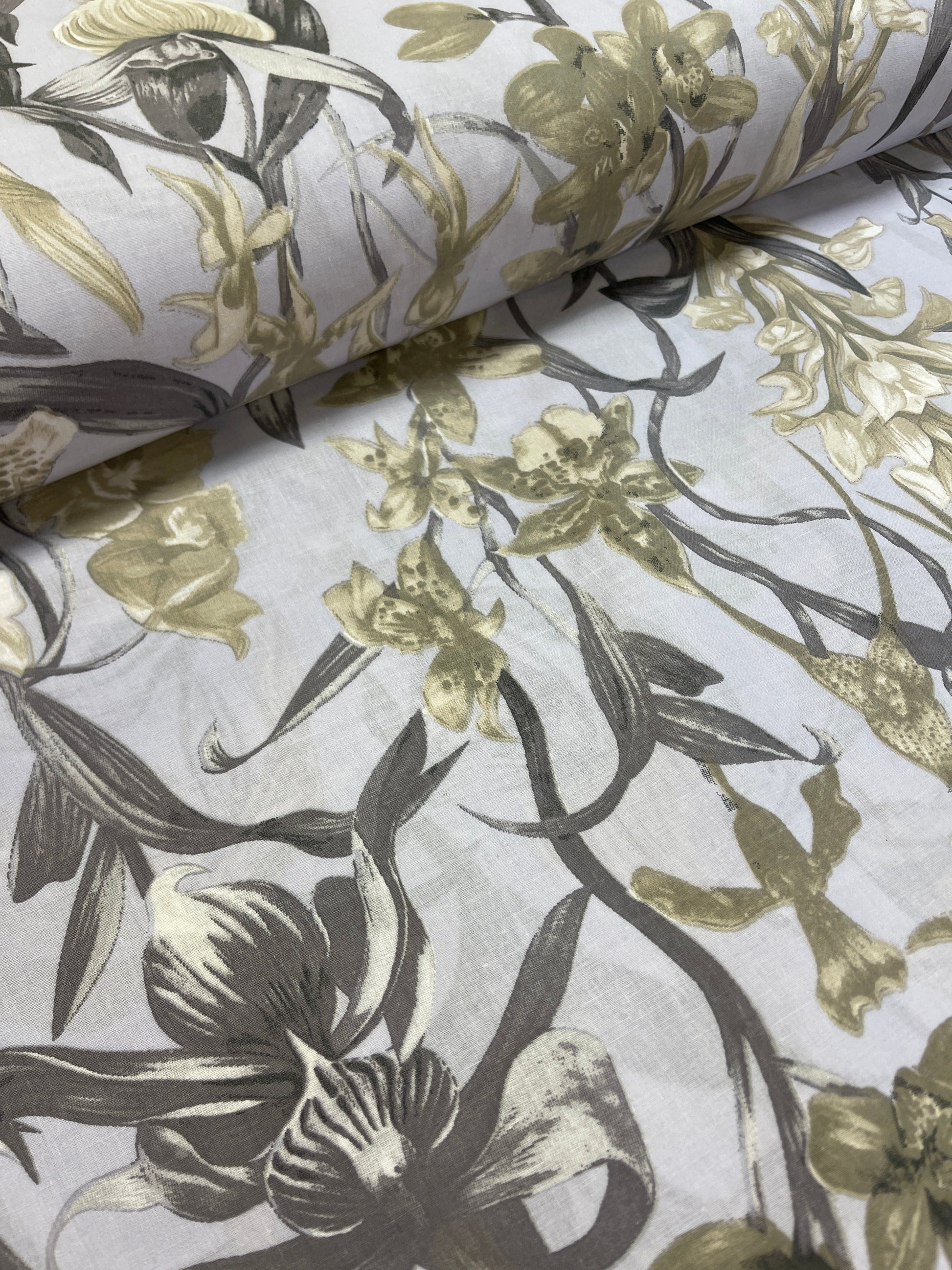 Tissu 100 % coton - motif floral gris 125 g/m²