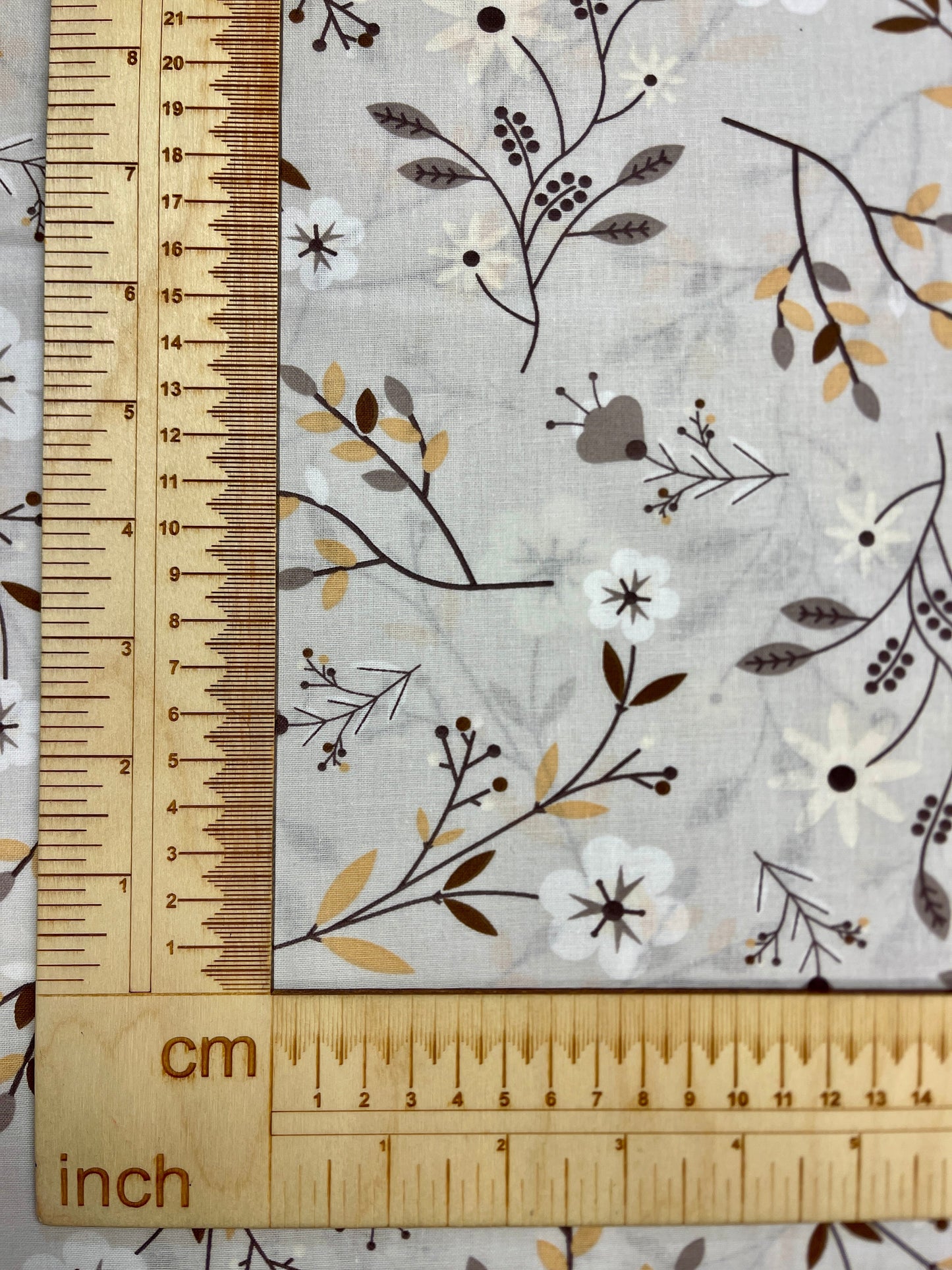 100 % tissu en coton - motif fleurs et feuilles gris 125 g/m²