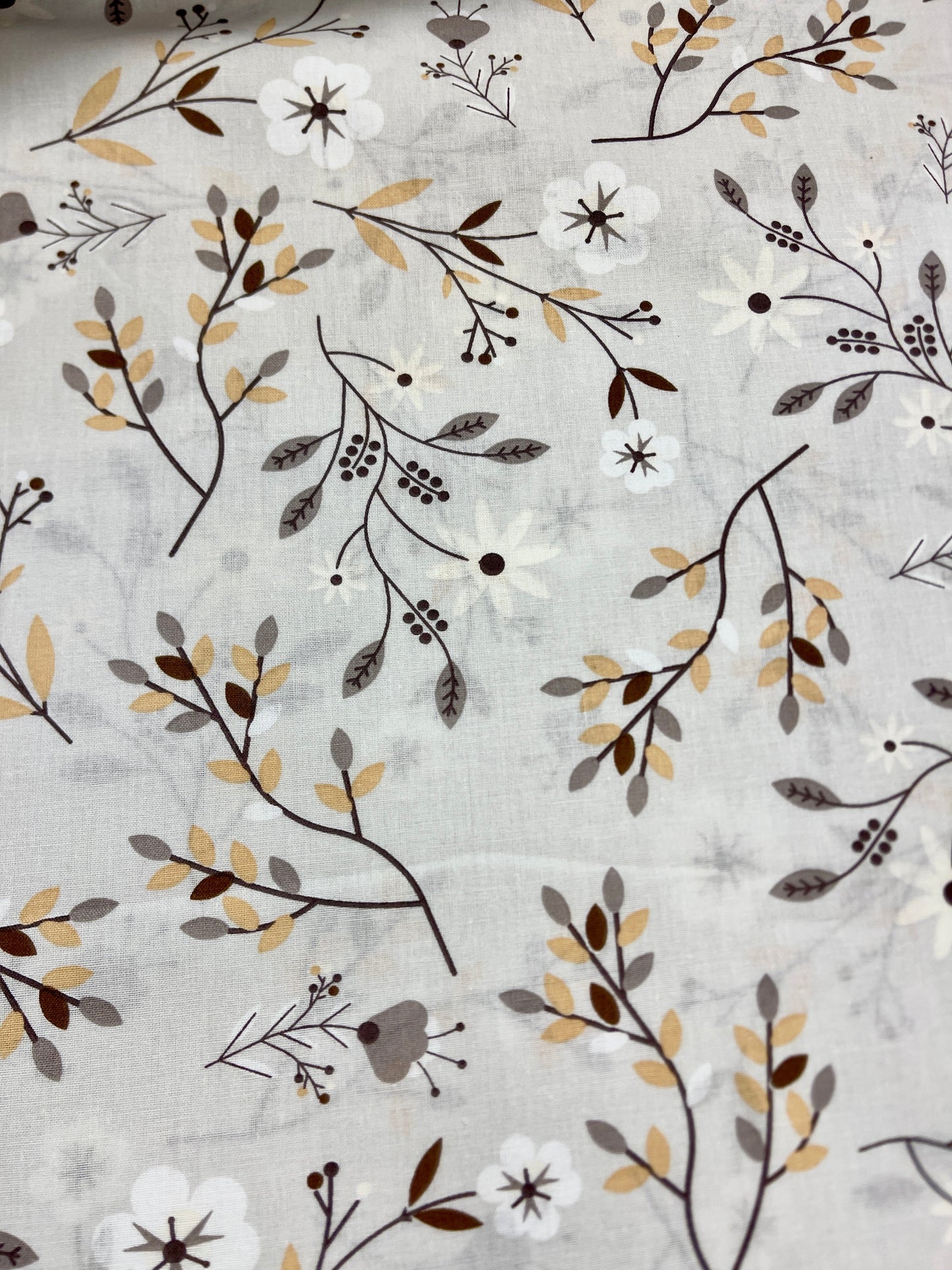 100% tissu en coton - motif floral et feuillage gris 125 g/m²
