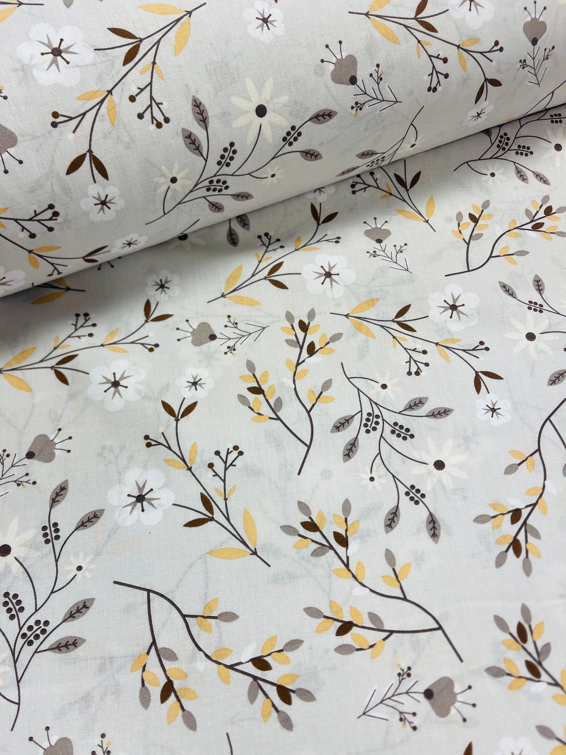 Tissu 100 % coton - motif fleurs et feuilles gris 125 g/m²