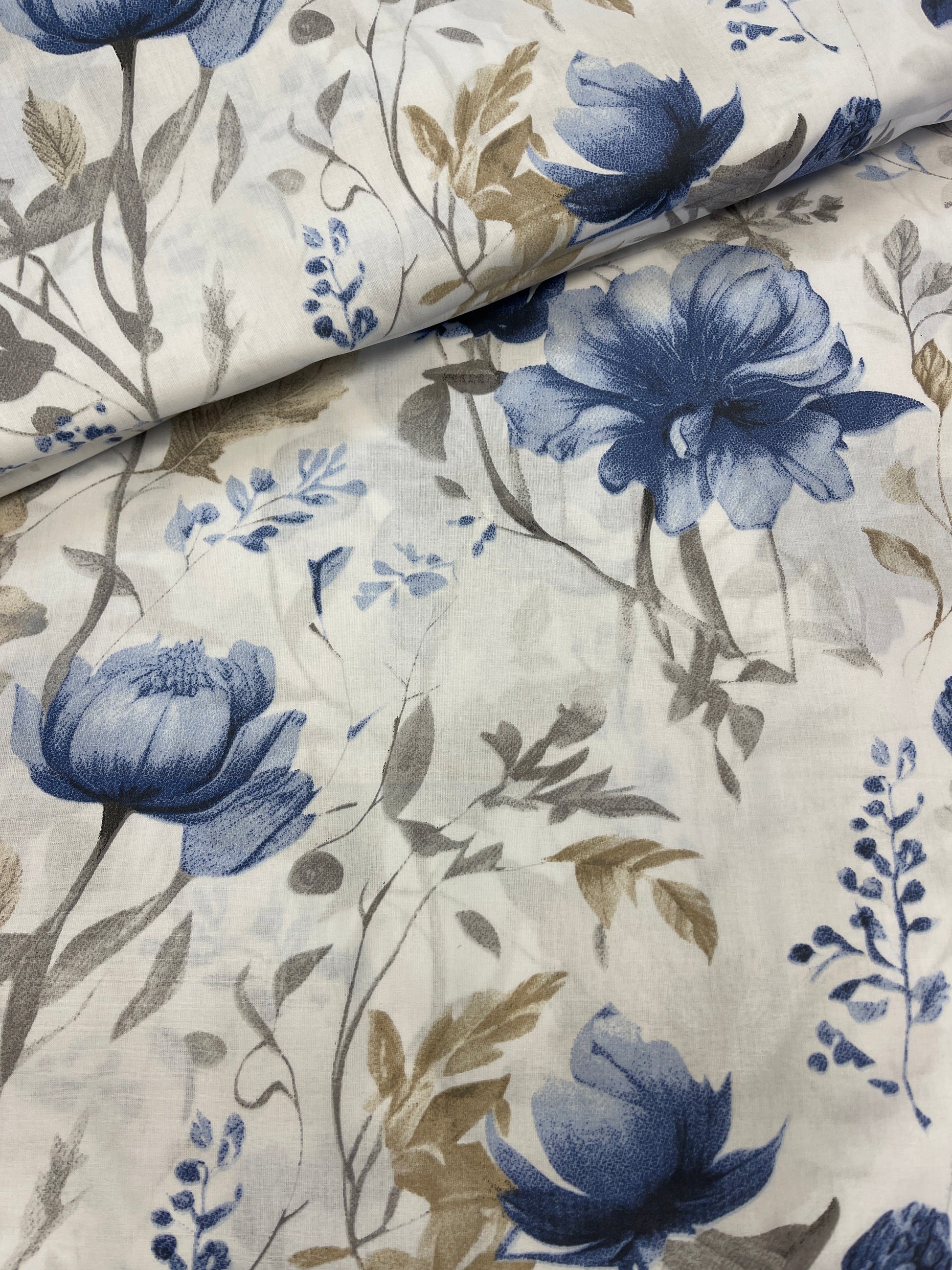 Tissu 100 % coton - motif floral bleu sur fond blanc 125 g/m²