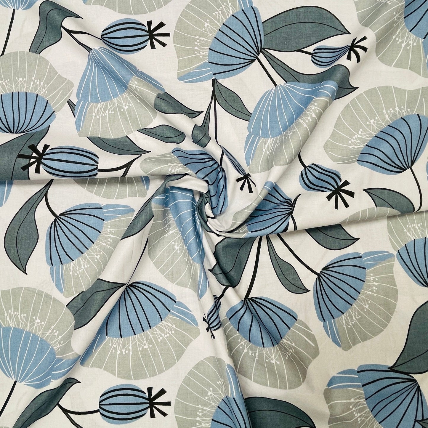 100% Baumwollstoff – blaues Blumenmuster auf hellgrauem 125 g/m