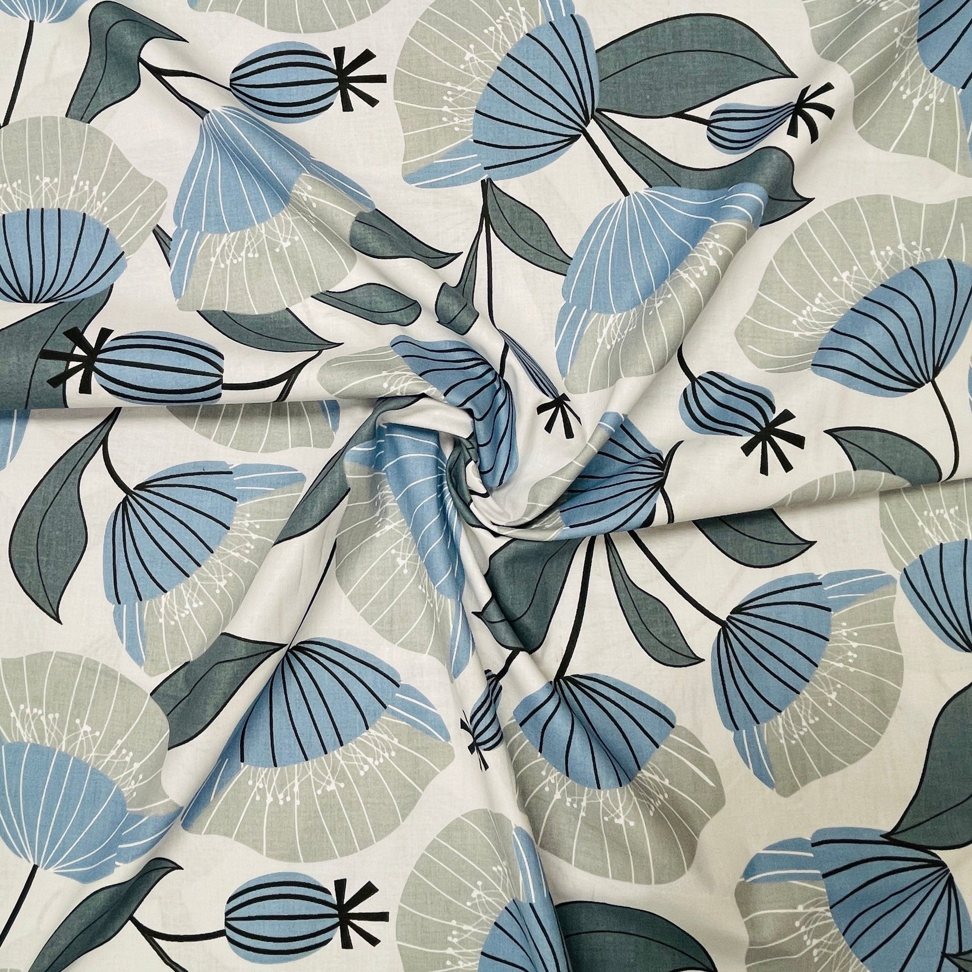100% Baumwollstoff – blaues Blumenmuster auf hellgrauem 125 g/m
