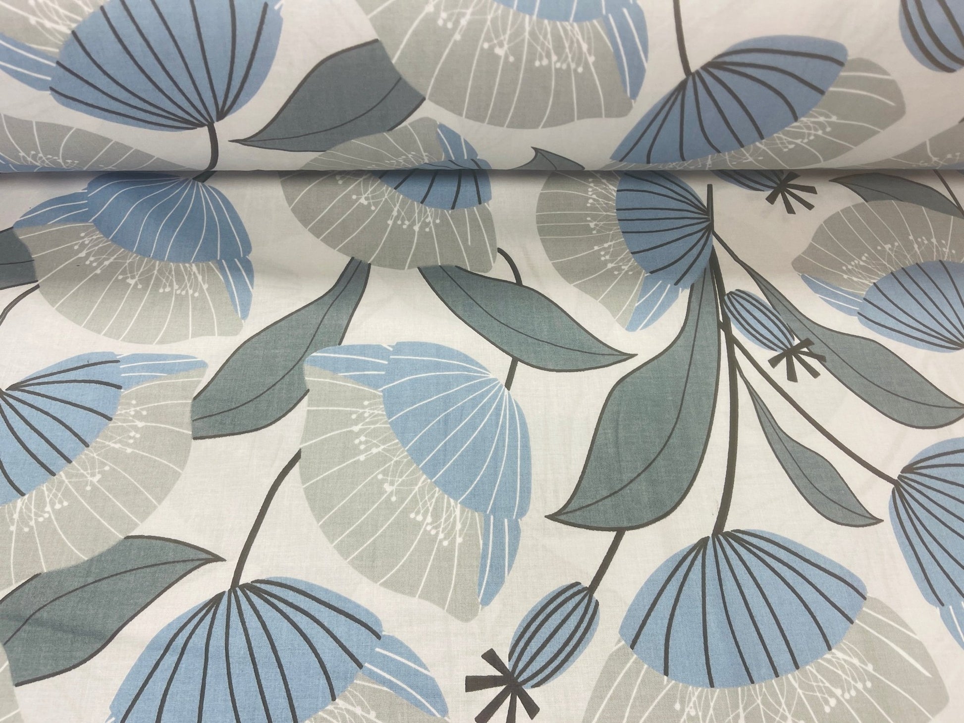 100 % Baumwollstoff – blaues Blumenmuster auf hellgrauem Grund 125 g/m