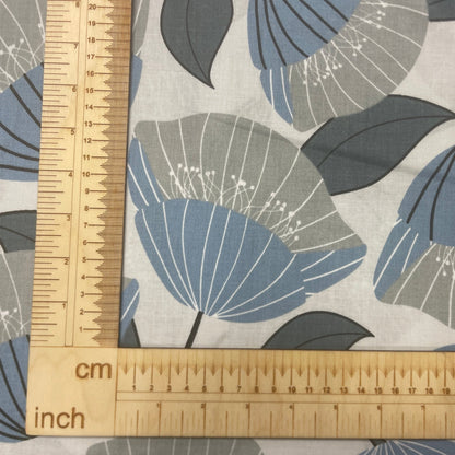 100% Baumwollstoff mit blauem Blumenmotiv auf hellgrauem Grund, 125 g/m