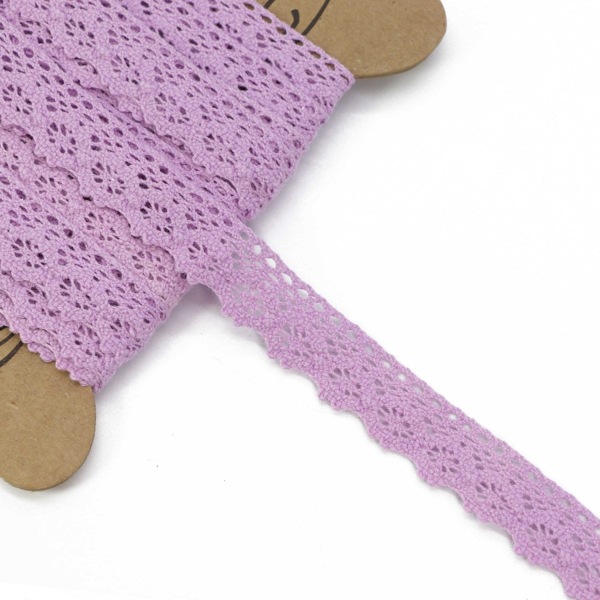 Kuva 100% puuvillaisesta pitsinauhasta, lila – 1,5 cm – saatavilla verkossa Šarlotes audumi