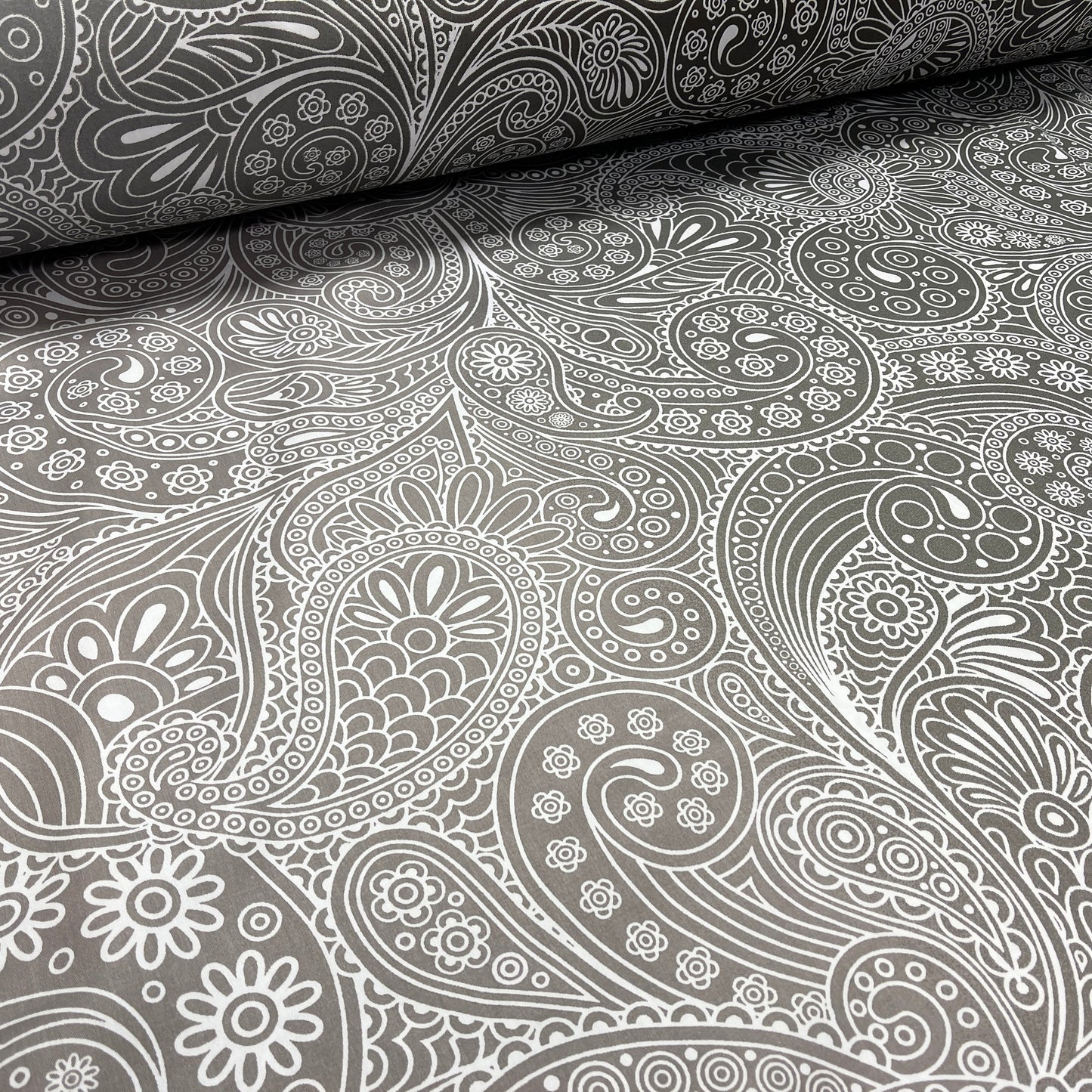 Satin 100 % coton - motif abstrait sur fond gris 220 cm 125 g/m²