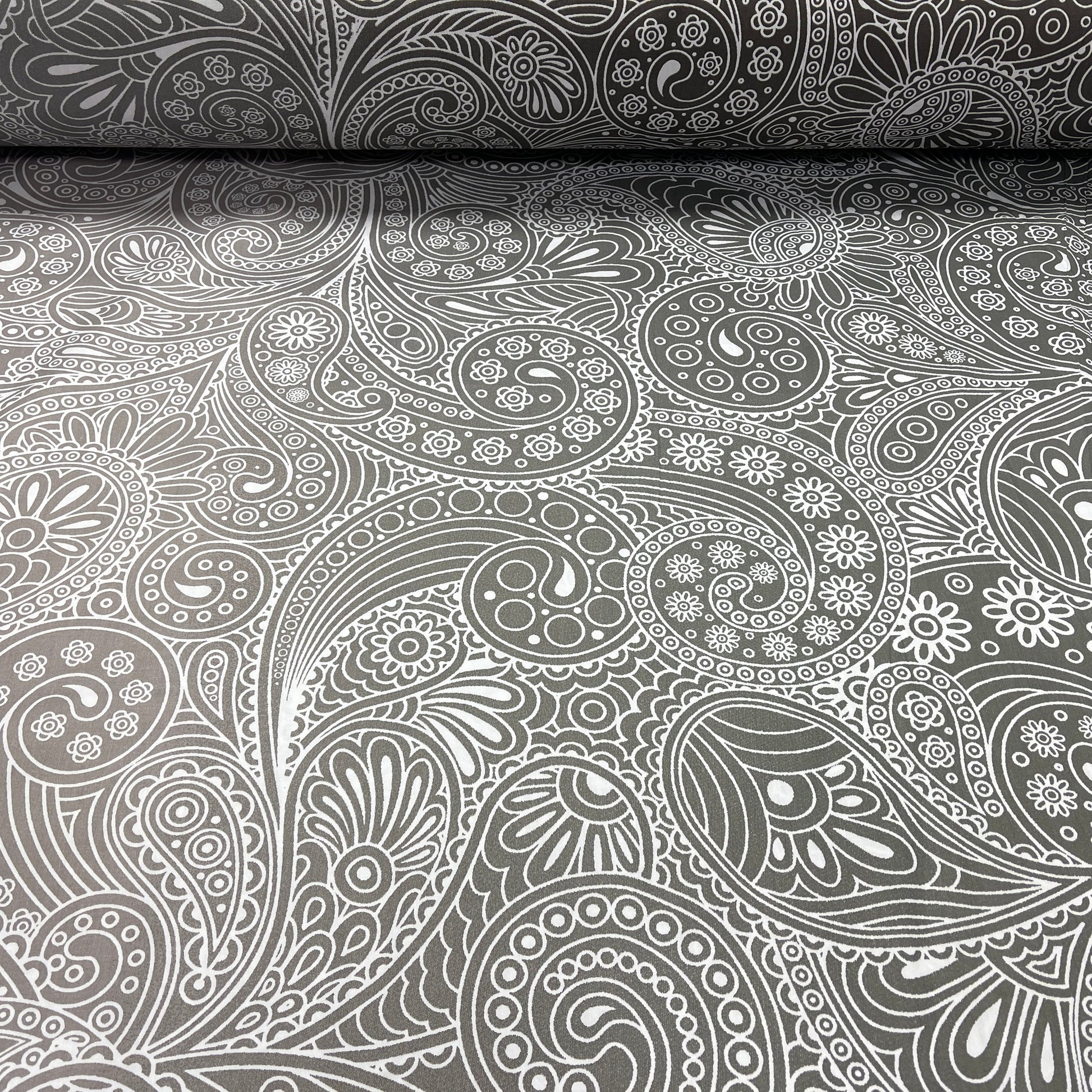 100% satin de coton - motif abstrait sur fond gris 220 cm 125 g/m²