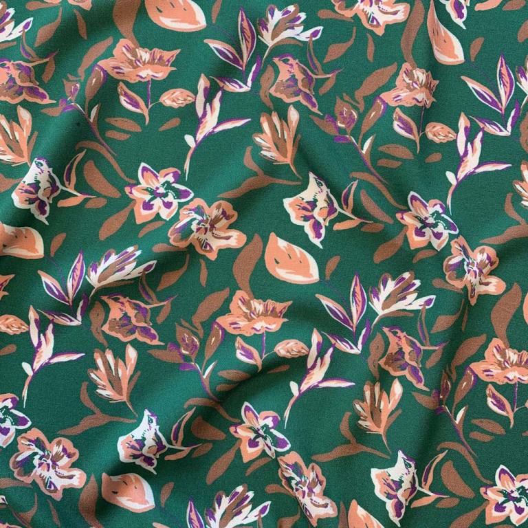 Tissu 100 % viscose - motif floral abstrait sur fond vert 125 g/m²