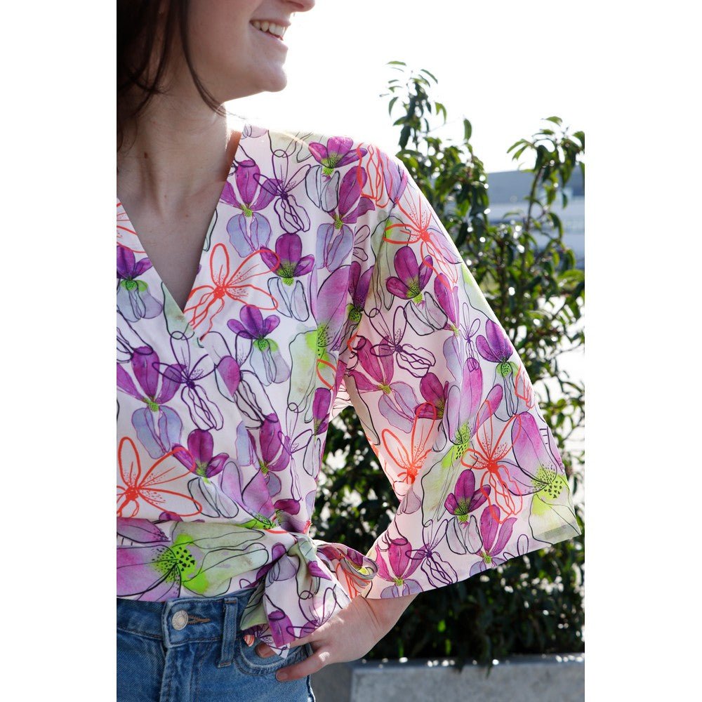 100% Viskosegewebe LENZING™ ECOVERO™ mit Blumen auf lila Hintergrund 110 g/m²