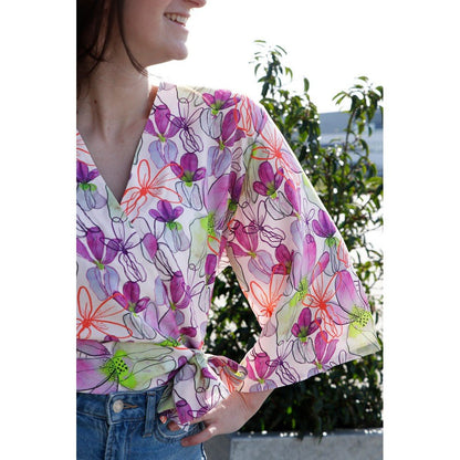 100% Viskosegewebe LENZING™ ECOVERO™ mit Blumen auf lila Hintergrund 110 g/m²