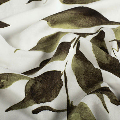 Image avec tissu 100 % viscose - feuilles vertes sur fond blanc 125 g/m² – disponible chez Šarlotes audumi