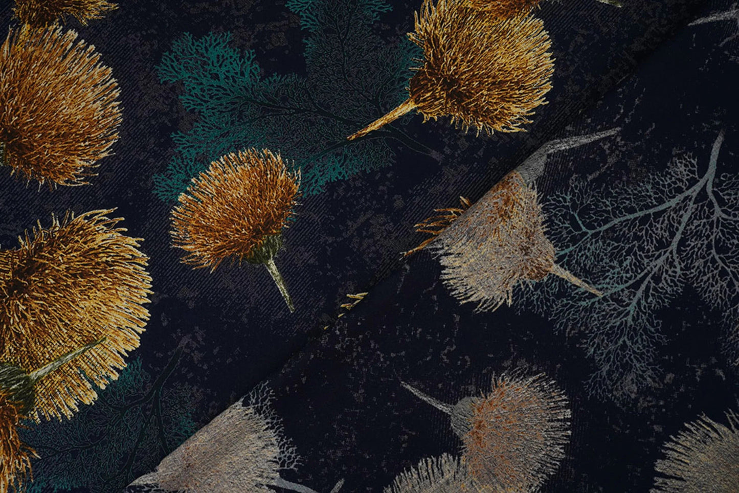 Image avec tissu 100 % viscose - pissenlits dorés sur fond bleu foncé 115 g/m² – disponible chez les tissus de Charlotte
