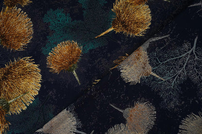 Image avec tissu 100 % viscose - pissenlits dorés sur fond bleu foncé 115 g/m² – disponible chez les tissus de Charlotte