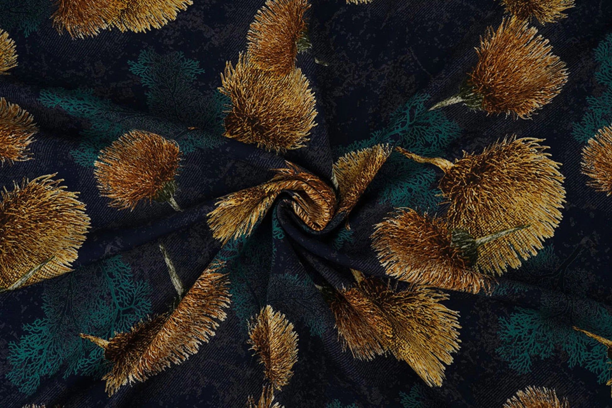 Tissu 100 % viscose à motif de pissenlits dorés sur fond bleu foncé 115 g/m² – disponible chez Šarlotes audumi