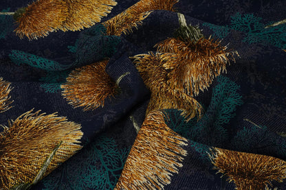 Attèle avec tissu 100 % viscose - pissenlits dorés sur fond bleu foncé 115 g/m² – disponible chez Šarlotes audumi