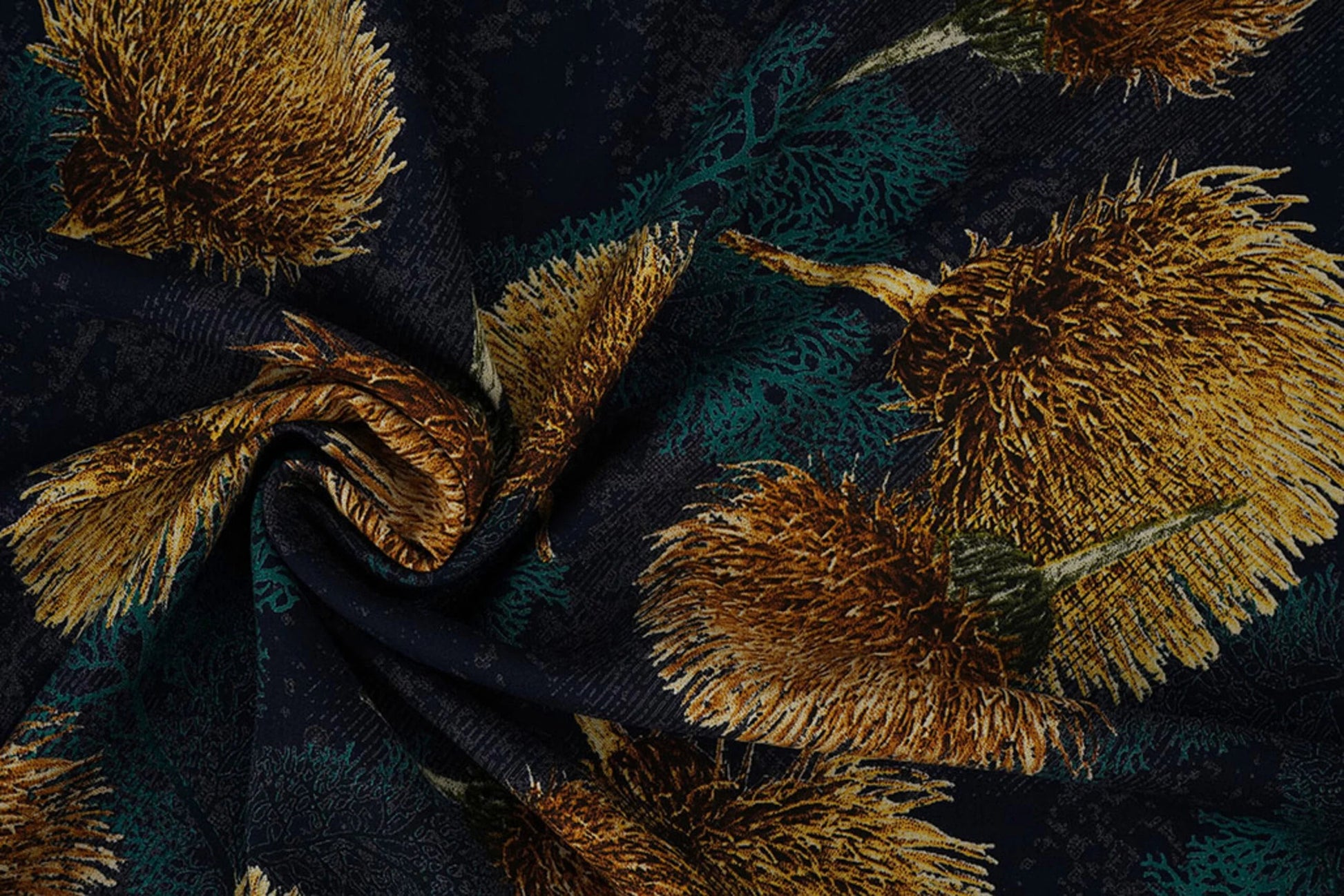 Image en tissu 100 % viscose - pissenlits dorés sur fond bleu foncé 115 g/m² – disponible chez Šarlotes audumi