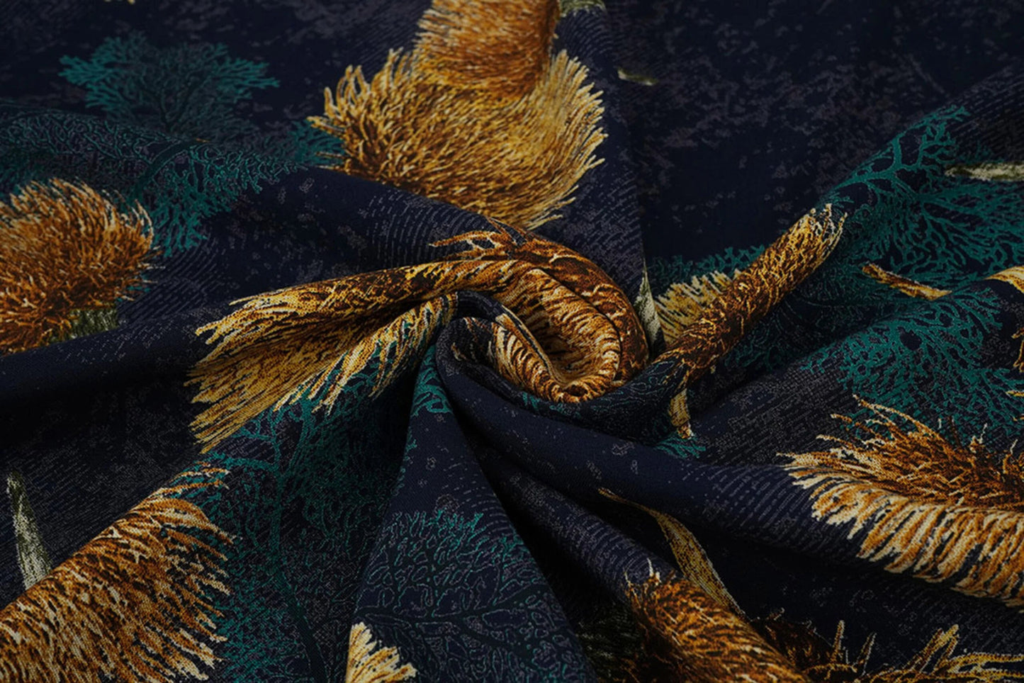 Tissu 100 % viscose à motif de pissenlits dorés sur fond bleu foncé, 115 g/m² – disponible chez Šarlotes audumi